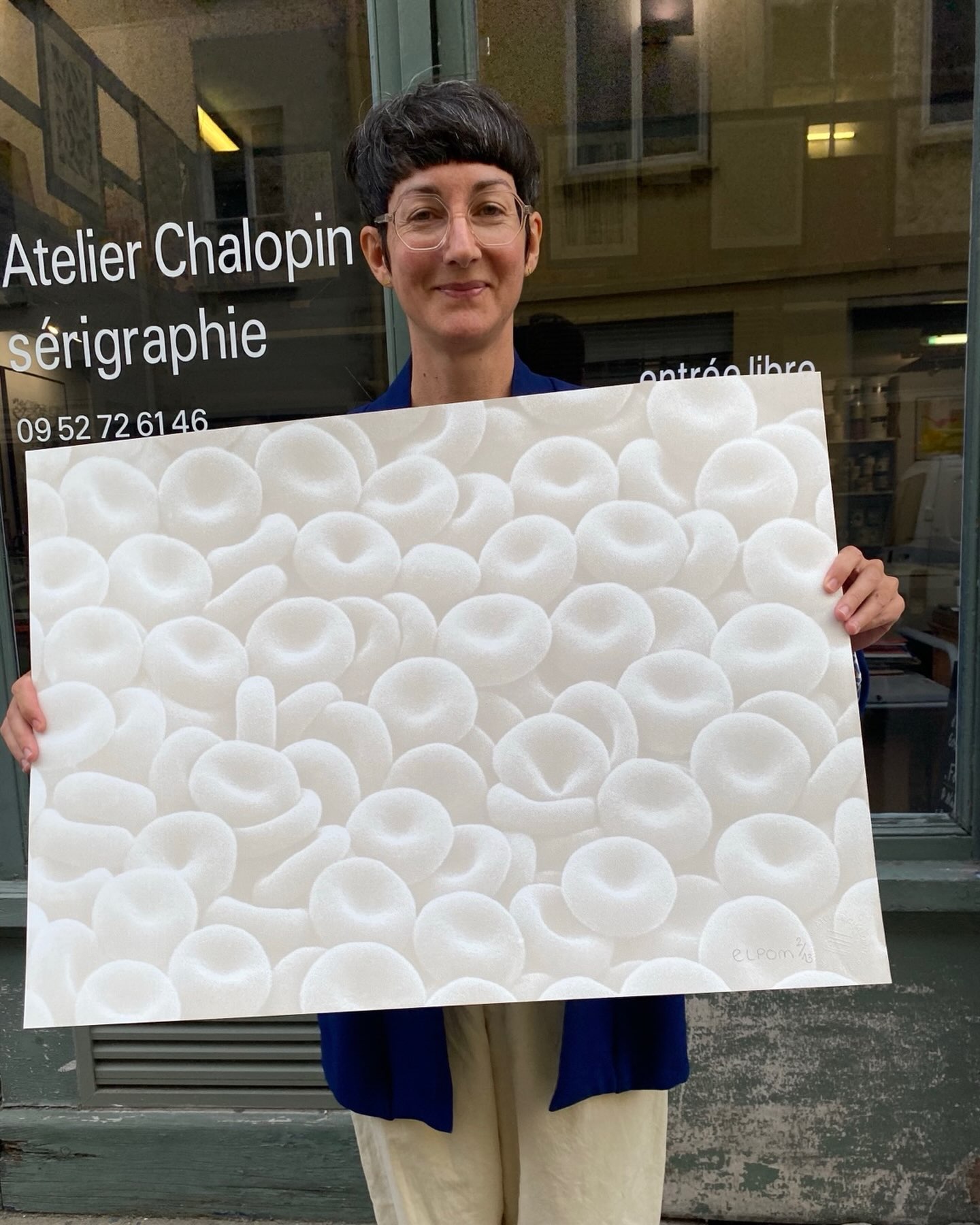 « Forme de vie » Sérigraphie de Virginie Pommel @elpomceramics à suite à sa résidence à la Factatory @galerie.tator @factatory Tirage à 13 exemplaires sur Arena Rough natural 300gr au format 50*70. Visuel d’après une photo prise au microscope électronique à balayage par Annie Cavaragh.
