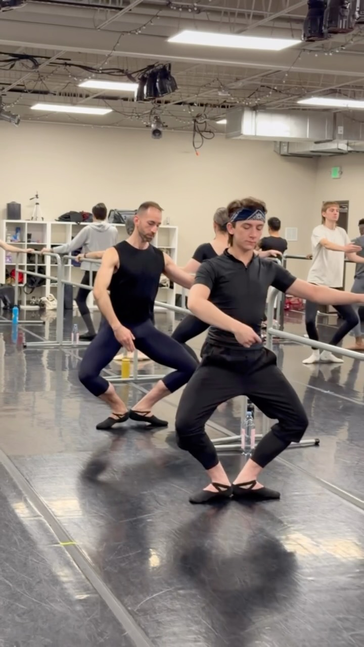 Starting strong at the barre with teacher Roberto Muñoz 🔥💪#themaledanceconnection #maledancer #ballet #dance #adultdancer