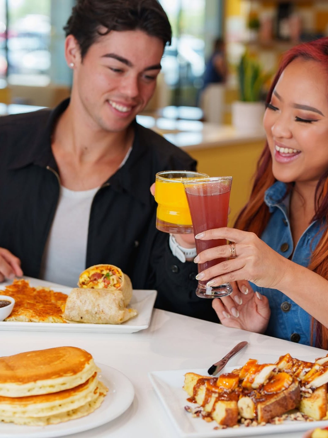 ☀️🥂 Sundays are just better at @eatatovereasy. Good food, good company, and absolutely no reason to rush home. 😍
#theshoppesatcasapaloma #letshoppe #brunch #overeasyrestaurant #localeats
