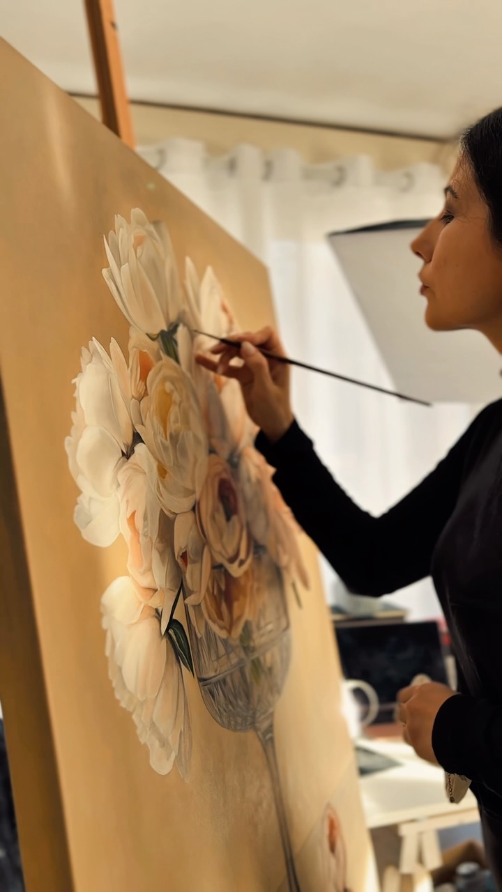 Milky peonies, one of my favorite floral cocktail painting.
Every petal, every reflection in the glass is built layer by layer, giving the most realistic art style as I like it.
#floralpainting #stilllifepainting #womanartist #artstudıo