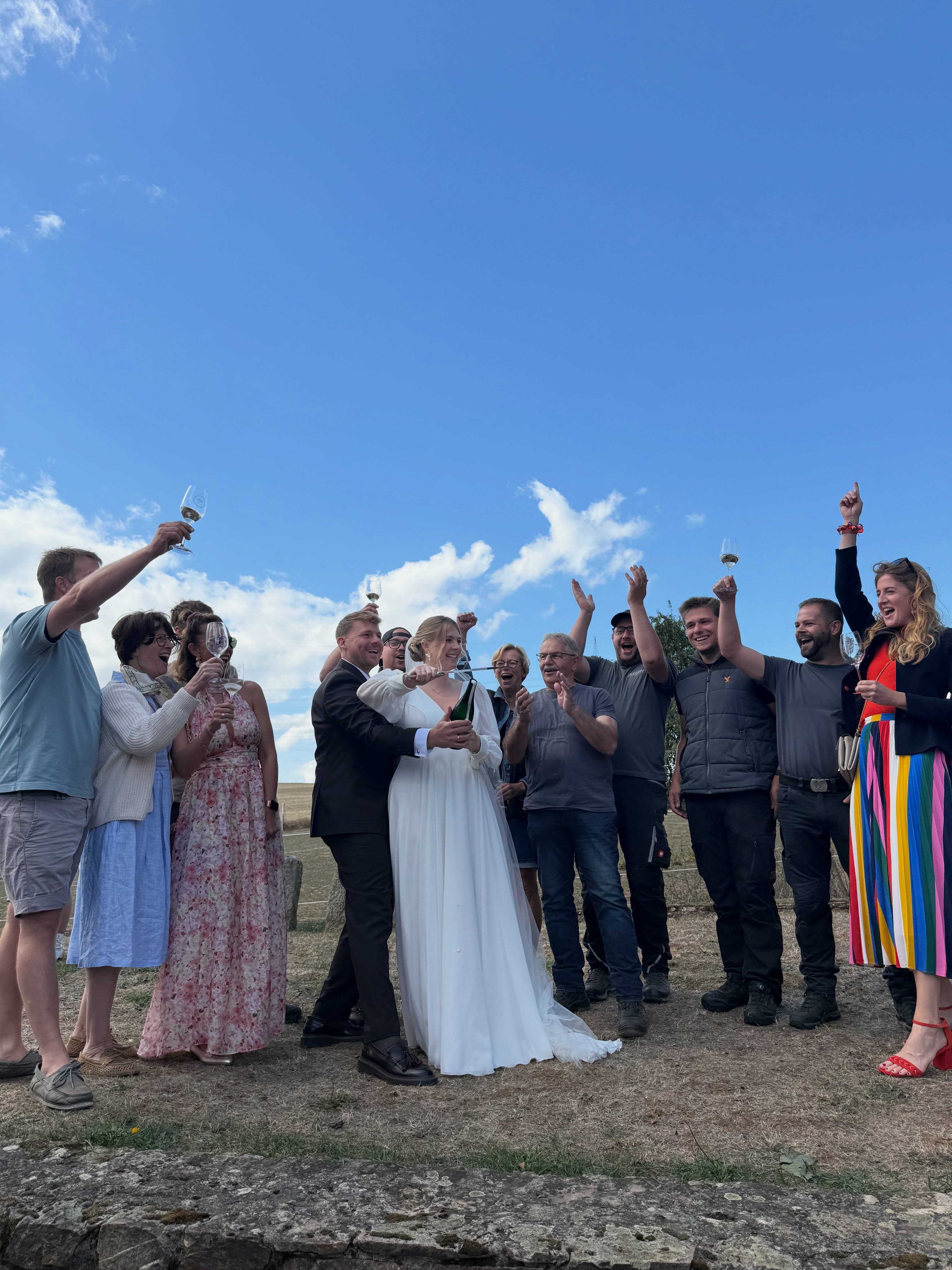 Feste muss man feiern, wie sie fallen! 🥂✨
Heute haben wir den Hochbetrieb der Ernte für einen wunderbaren Moment angehalten: Wir durften unserer lieben Leonie und ihrem frisch angetrauten Thiemo von ganzem Herzen zum Ja-Wort zu gratulieren!
Als Familienbetrieb freuen wir uns riesig mit euch beiden und sind stolz, euer Glück ein Stück weit begleiten zu dürfen. Von Herzen alles, alles Liebe für eure gemeinsame Zukunft – für euer Glück zu zweit und schon ganz bald zu dritt! 🥂
Auf euch, Leonie & Thiemo! ❤️