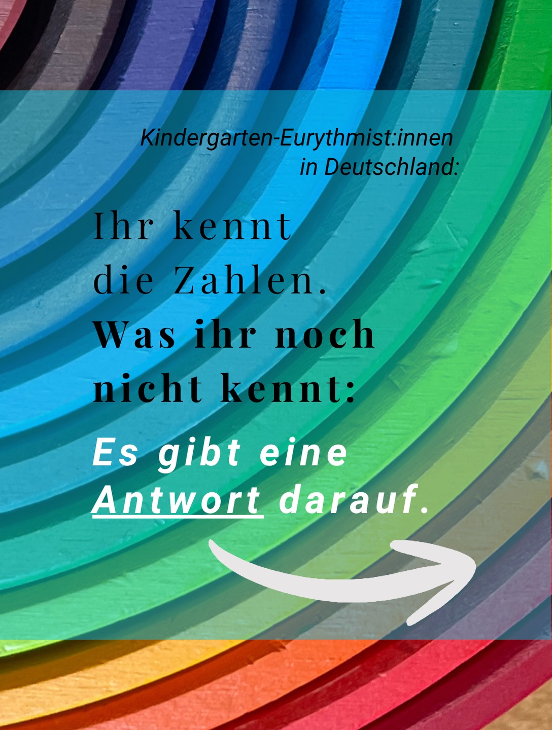 Ihr erinnert euch an die Zahlen aus den letzten Posts? Die Altersstruktur, die Verbundenheit, die Frage nach dem Nachwuchs? Hier ist eine Antwort, die genau dort ansetzt.
„Elementare Eurythmie im Kindergarten“ ist eine berufsbegleitende Fortbildung von EUKI (dem Arbeitskreis für die Eurythmie im Kindergarten im Berufsverband Eurythmie e.V.) und der Vereinigung der Waldorfkindergärten, in Kooperation mit der Sektion für Redende und Musizierende Künste am Goetheanum.
Sie richtet sich an alle, die neu in die Kindergarten-Eurythmie einsteigen, ihre bestehende Praxis vertiefen oder sich aus einem anderen Bereich der Eurythmie umorientieren möchten.
Die erste Runde 2025/26 war ein voller Erfolg:
Über 50 Anmeldungen gingen ein, 16 Teilnehmende durchliefen das Programm mit Begleitung und Hospitation durch erfahrene Mentor:innen aus dem EUKI-Kollegium.
Für uns ist diese Geschichte mehr als eine Randnotiz. Sie zeigt genau den Weg, an den wir glauben und den wir mit unserer eigenen Situationsanalyse zur Eurythmie an Schulen selbst gehen: aufmerksam hinschauen, echte Zahlen sammeln – und daraus etwas Wirksames entstehen lassen.
Was EUKI für den Kindergarten geschafft hat, ist für uns ein Beispiel dafür, was Forschung in unserem Berufsfeld bewirken kann.
Die nächste Runde ist in Planung! Voranmeldungen sind jederzeit möglich.
EUKI hat uns gebeten, auf diese Fortbildung aufmerksam zu machen, und wir tun das gerne – nicht als eigenes Angebot, sondern weil sie zeigt, wofür wir stehen.
Mehr Infos:
euki.eurythmie.net/fortbildung
Teil die Reihe mit Menschen, für die das interessant sein könnte!
EURYTHMIE · KINDERGARTENEURYTHMIE · BERUFSBIOGRAFIE · FORSCHENDEHALTUNG · ENTWICKLUNG · GEMEINSCHAFT