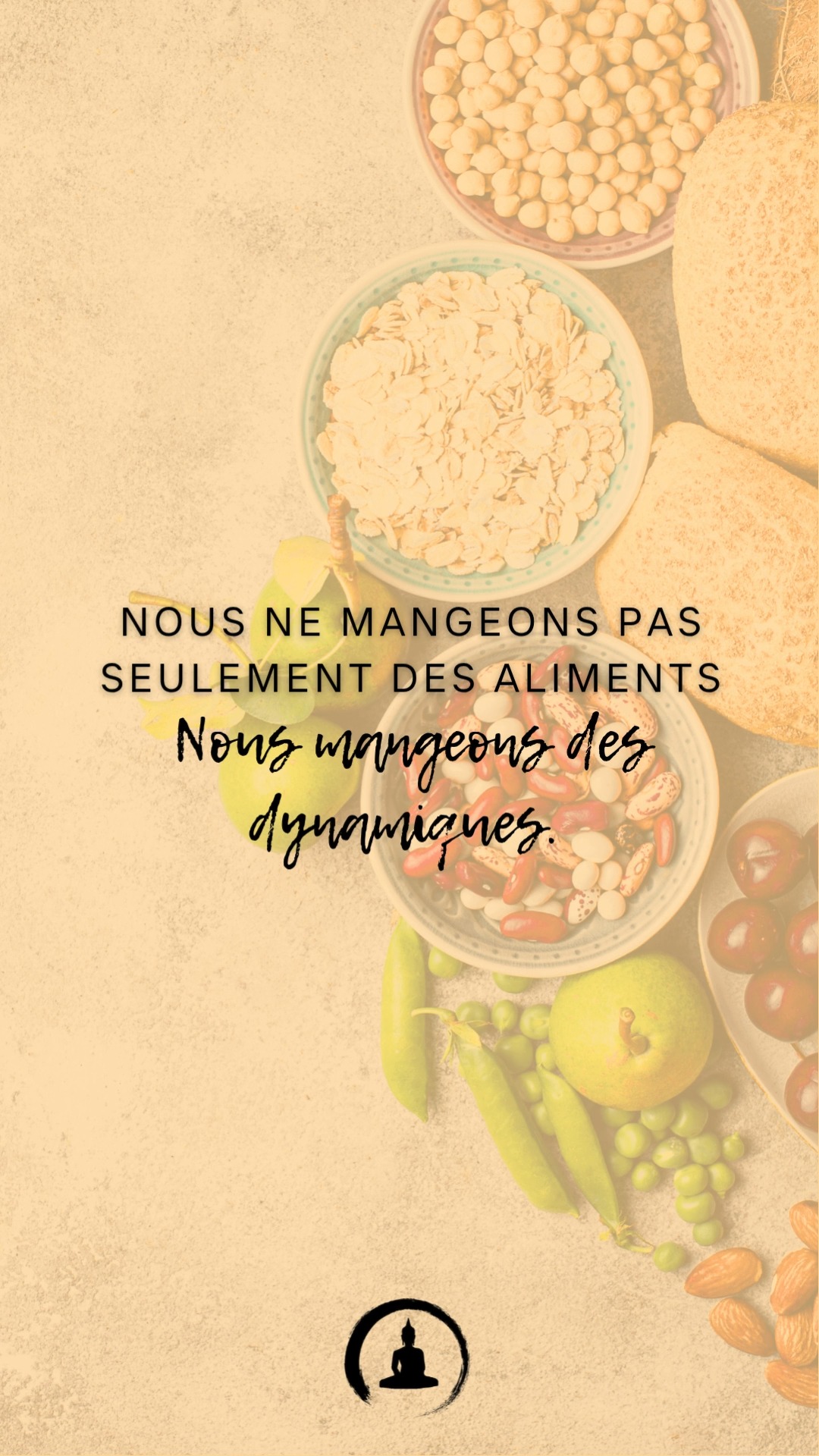 Nous ne mangeons pas seulement des aliments.
Nous mangeons des dynamiques. 🌿
C'est probablement l'une des idées que je trouve les plus intéressantes dans la diététique chinoise.
Un aliment ne se résume pas à :
protéines • glucides • lipides • calories.
Il possède aussi une nature et une saveur.
Certains réchauffent.
D'autres rafraîchissent.
Certains nourrissent.
D'autres assèchent.
Certains rassemblent.
C’est là que l'alimentation devient réellement intéressante.
Parce qu'une même assiette ne produit pas nécessairement le même effet chez tout le monde.
Une personne frileuse, fatiguée et présentant une digestion lente n'a pas forcément les mêmes besoins qu'une personne agitée, ayant chaud et la bouche sèche.
👉 Le terrain compte.
👉 La saison compte.
👉 La quantité compte.
👉 La préparation compte.
Mais il existe encore quelque chose que nous oublions souvent :
la manière de manger.
Manger devant un écran.
Manger en travaillant.
Manger rapidement.
Manger en pleine colère ou sous tension.
Puis chercher l'aliment parfait…
Alors que la digestion commence déjà dans l'état dans lequel nous nous mettons à table.
La médecine chinoise nous ramène finalement vers quelque chose de très simple :
Manger suffisamment, sans surcharger.
Choisir des aliments adaptés.
Prendre le temps de mâcher.
Respecter le rythme du corps.
Et surtout apprendre à observer :
De quoi ai-je besoin aujourd'hui ?
Nourrir ?
Réchauffer ?
Rafraîchir ?
Humidifier ?
Assécher ?
Faire circuler ?
L'assiette devient alors beaucoup plus qu'un assemblage d'aliments.
Elle devient une manière quotidienne d'accompagner le mouvement du vivant.
#MedecineChinoise #MTC #DietetiqueChinoise #Nutrition #AlimentationSaine #Qi #Rate #Estomac #SanteNaturelle #AlimentationConsciente #Acupuncture #Geneve #Suisse