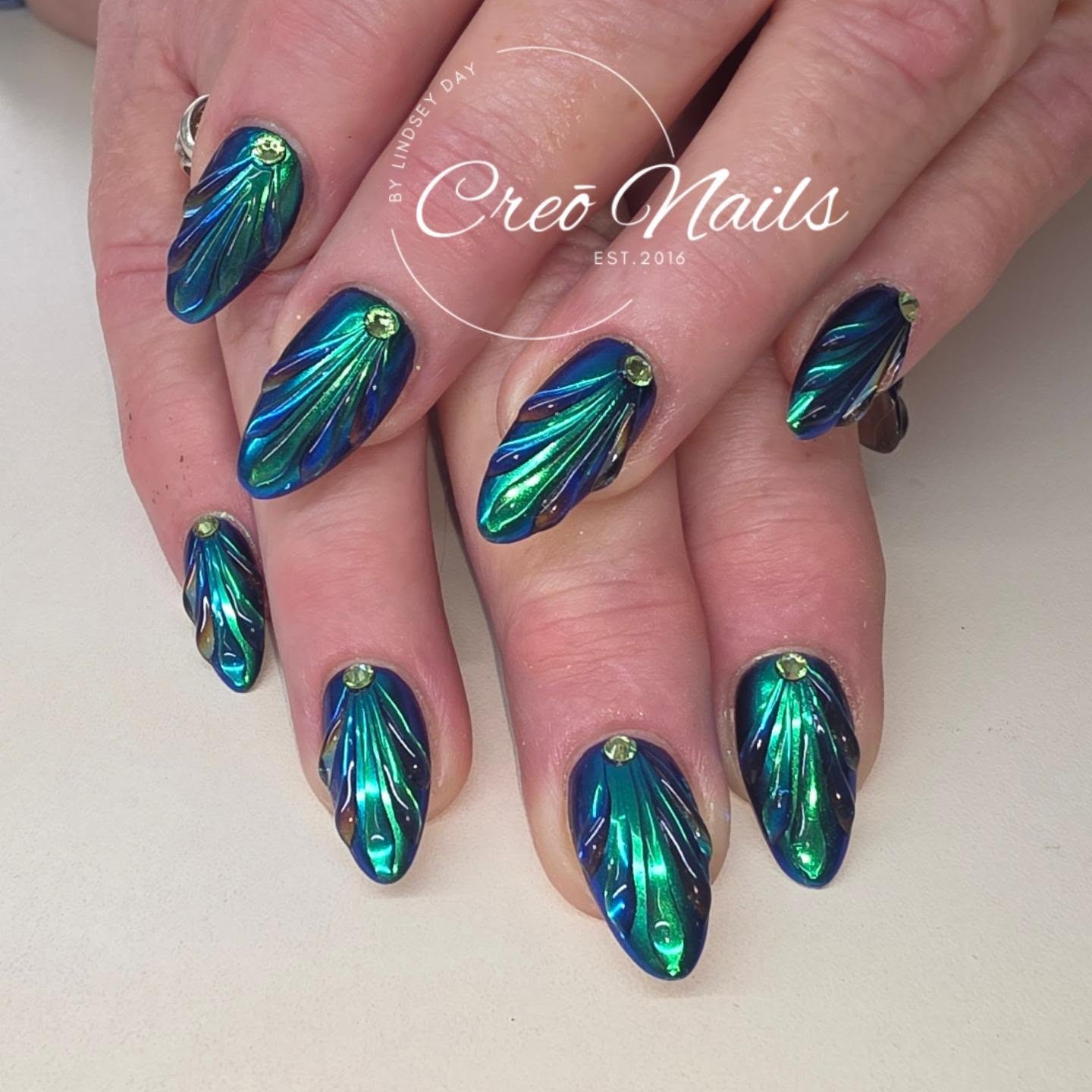 Another let down for the lense...this stunning acrylic infill with gooooorgeous chrome is sooo pretty. The colours in this chrome are 😘👌 the 3D details and @swarovski crystals make these so eye catching 😍 @nikki_dickdogsmam