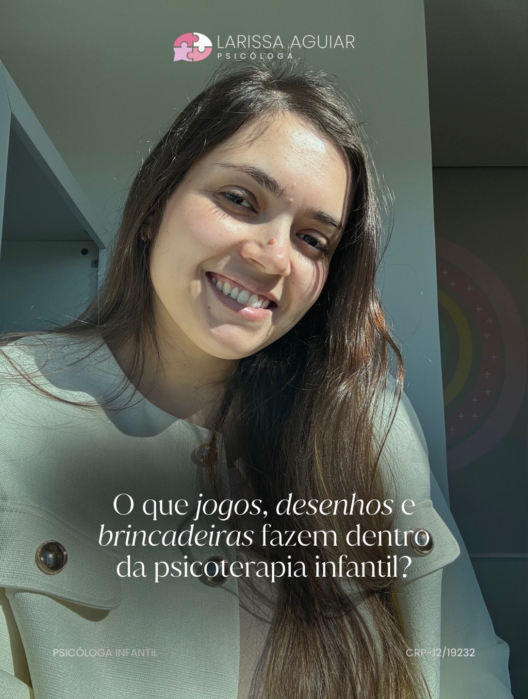 Se o seu filho disse que passou a sessão brincando, não é só isso.
Essa é uma dúvida que pode surgir entre os responsáveis quando uma criança inicia a psicoterapia.
Jogos, desenhos, histórias e brincadeiras podem ser utilizados como recursos no atendimento infantil, de acordo com a abordagem profissional, a idade, as características da criança e os objetivos daquele acompanhamento.
Eles podem ampliar as possibilidades de interação e expressão, especialmente porque nem sempre a criança consegue explicar em uma conversa tudo aquilo que vive ou sente.
O uso desses recursos exige conhecimento técnico, contextualização e uma condução profissional individualizada.
Por isso, quando existe brincadeira dentro da psicoterapia infantil, ela pode fazer parte de um processo terapêutico com objetivos e critérios profissionais.
Tem dúvidas sobre como funciona a psicoterapia infantil? Entre em contato pelo link da bio para conhecer meu trabalho.