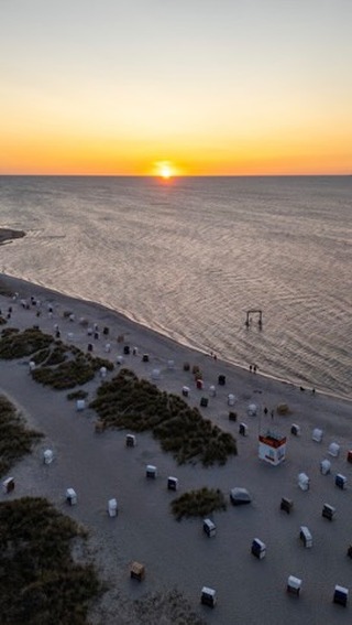 Werbung l 🧡 Sonnenuntergänge, die in Erinnerung bleiben. 🫶
Wir durften dieses Jahr schon so einige wunderschöne Sonnenuntergänge erleben. 🌅 Diesen hier haben wir in @heiligenhafen_touristik eingefangen. 😊
Jetzt seid ihr dran! Zeigt uns doch mal euer schönstes Sonnenuntergangsbild in den Kommentaren und verratet uns, wo ihr es aufgenommen habt. 😍
Wir sind schon ganz gespannt auf eure Bilder und Geschichten! 🥰