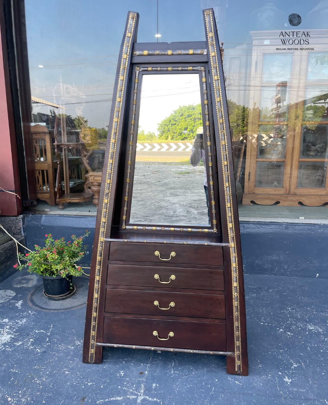 Where style meets structure. Our A-frame pyramid dressing table brings clean lines, solid wood, and a touch of modern charm to your space.
#anteakwoods #dressingtable #pyramiddesigns #woodenfurnitures #rosewoodfurniture