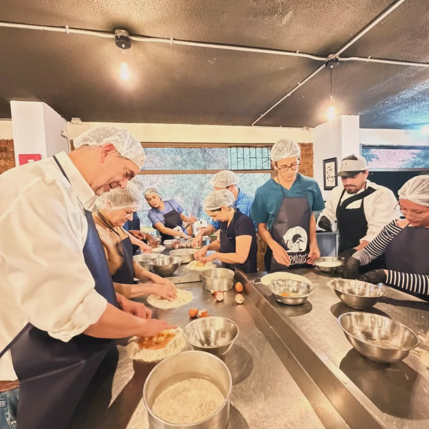 Cada plato de pasta llevó gratitud, confianza y el cariño de una comunidad que cree en lo que hacemos. 🙏
Gracias a todos los que hicieron posible la Noche de Pastas de Asonalchefs: chefs, participantes y aliados que pusieron el corazón. Cuando cocinamos juntos, todo sabe mejor. 💛
#Asonalchefs #NocheDePastas #AgradeciendoElApoyo #GraciasDeCorazón #cocinaconalma