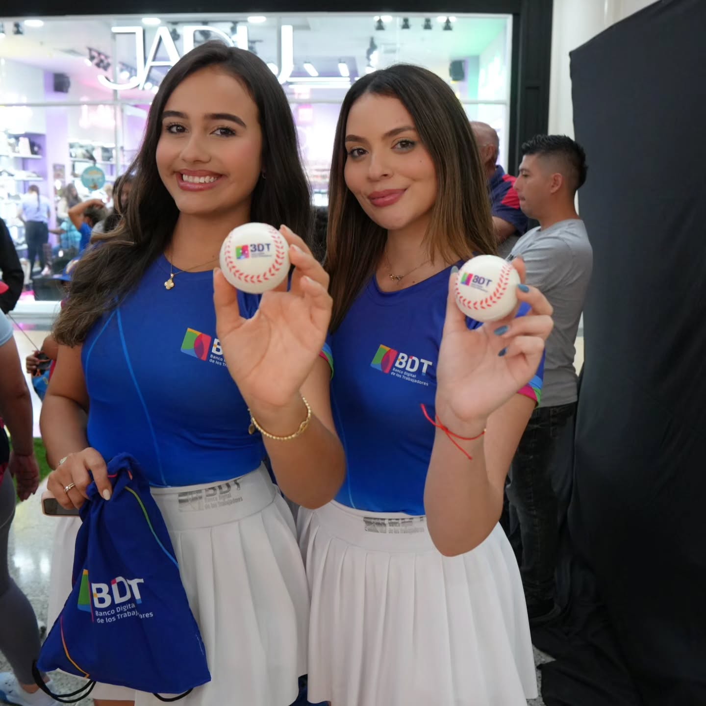Seguimos disfrutando del Fan Fest de la @lvbp_oficial , hasta hoy domingo 20 de septiembre.