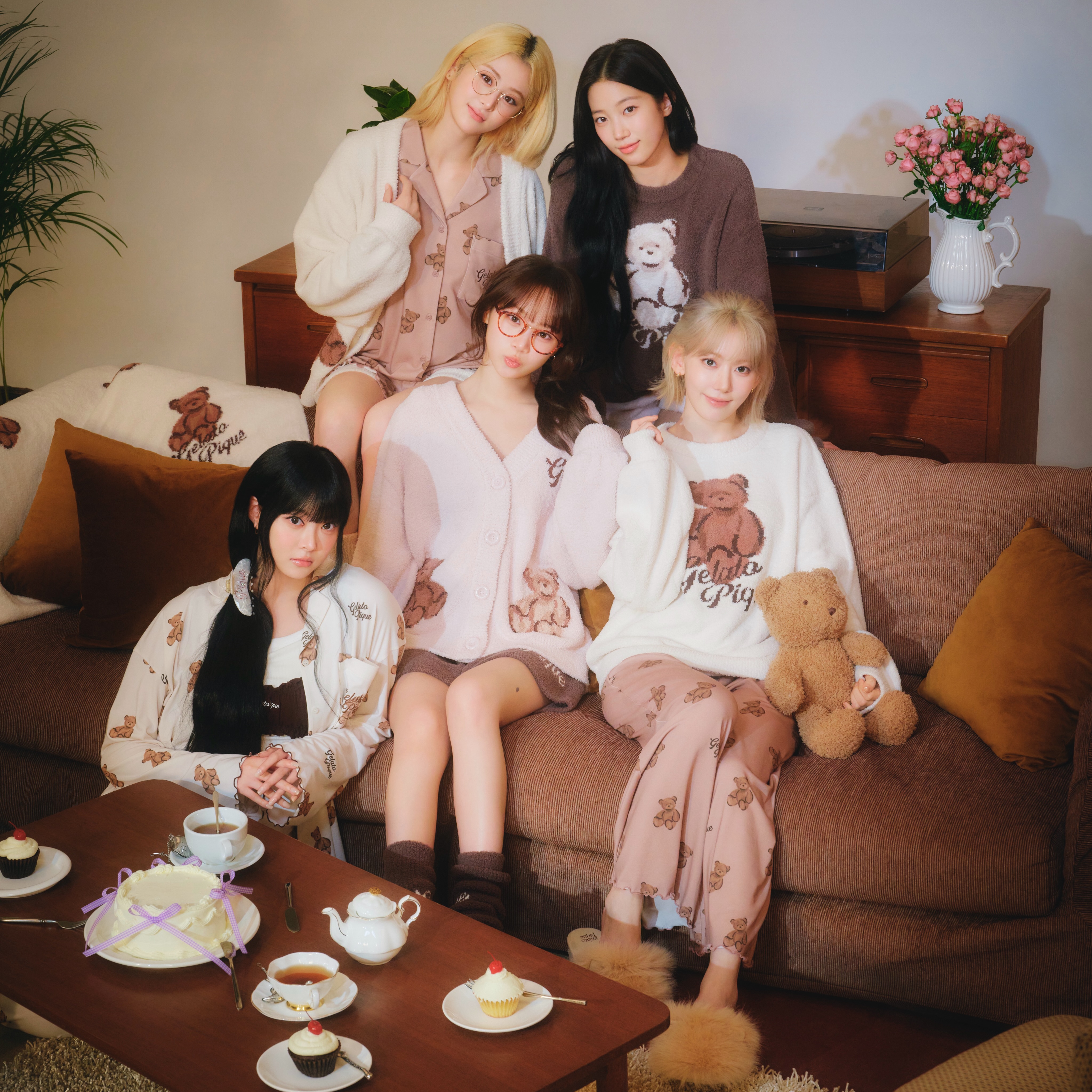 「gelato pique(ジェラート ピケ)」は、グローバルビジュアルに起用した「LE SSERAFIM(ルセラフィム)」が届ける「AUTUMN BEAR COLLECTION with LE SSERAFIM」を9月17日(木)より「全国のジェラート ピケ店舗」、「ジェラート ピケ公式オンラインストア」、マッシュグループ公式アプリ「MASH STORE」、ECデパートメントストア「USAGI ONLINE」にて発売します。
LE SSERAFIMのサクラ(SAKURA)、チェウォン(KIM CHAEWON)、ユンジン(HUH YUNJIN)、カズハ(KAZUHA)、ウンチェ(HONG EUNCHAE)それぞれがベアを散りばめた柔らかなニットやカットソーにふんわり包み込まれて、ゆったりとしたおうち時間を過ごすビジュアルとなっています。
【是非フォローをお願いします!】
@mashroom_tokyo
@le_sserafim @gelatopique_official
