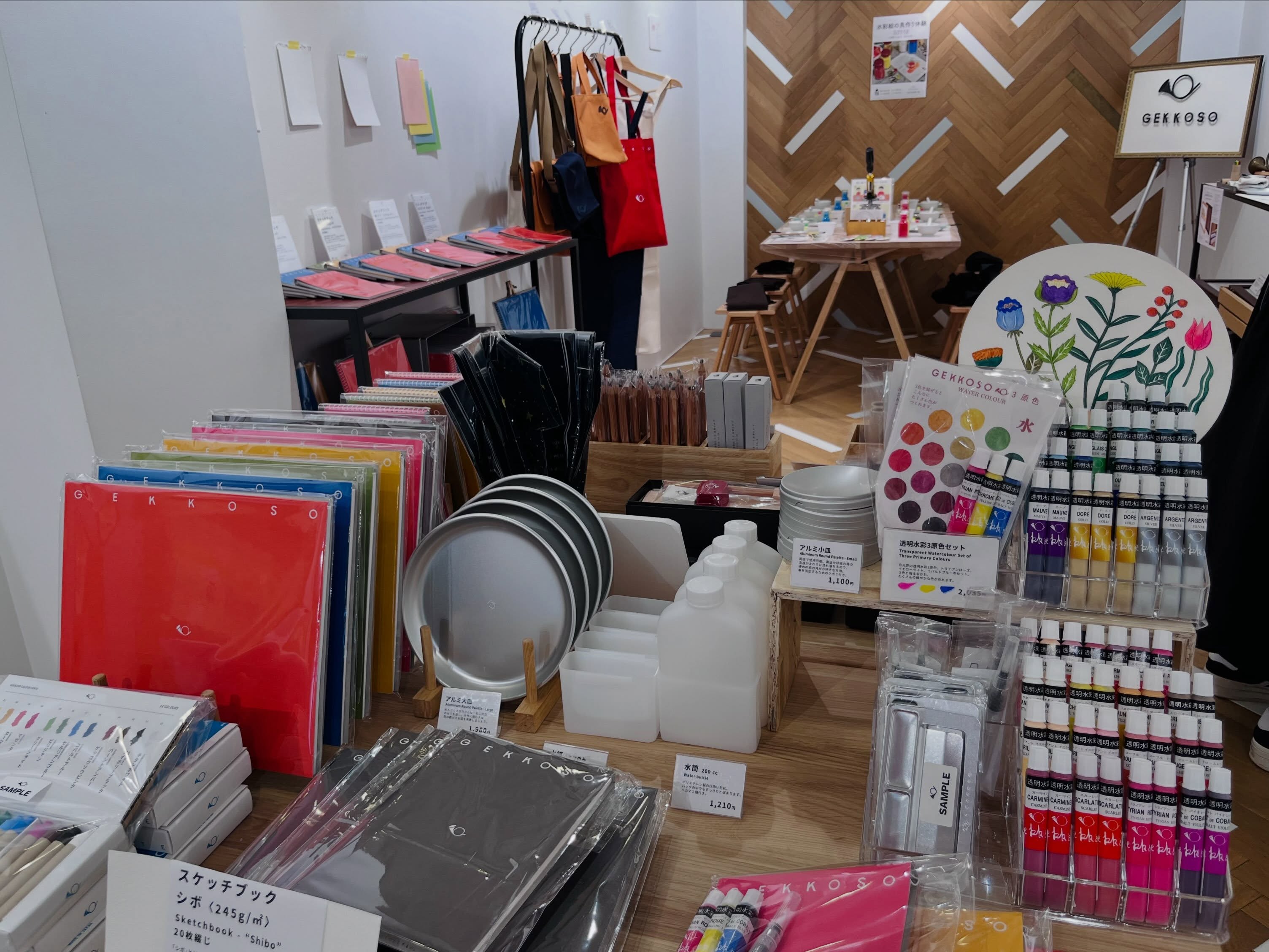 ・
カキモリ×月光荘POP UP開催中です!!
本日は、マイカラーラボ3カラーズの
ワークショップを開催しました。
素敵なマイカラーをお作りいただき
ありがとうございます😊
マイカラーラボのワークショップは
10月4日(日)にも開催します!
カキモリ×月光荘POP UP
期間:9/18(金)~ 10/4(日)*月曜定休
場所:カキモリイベントスペース
〈ワークショップ〉
月光荘マイカラーラボ
日程:10月4日(日)
時間:13:00-13:30 / 14:00-14:30 / 15:00-15:30
参加費:3,300円 / 1色
小学3年生以下のお子様は、保護者の方同伴のうえご参加ください。
予約制となりますので、カキモリさんのHPよりご予約をお願いいたします。
たくさんの方のご来店をお待ちしております。
#カキモリ #月光荘ファルベ #月光荘画材店