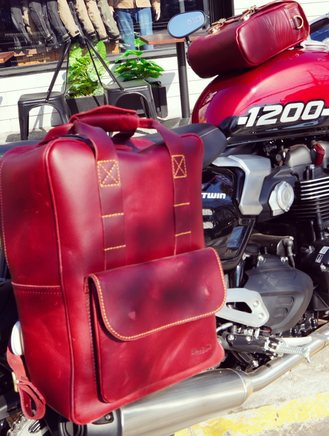🔥Equipa tu Moto Con Alforjas y Bolso de Estanque Tripmachine⚡️Equipamiento Clásico que no pasa de Moda⚡️Motyba Motos Rider's Garage & More. . .
📍Avenida Vitacura 9033, Vitacura Santiago de Chile 🇨🇱
.
.
.
#motybamotos #triumph #moto #motos #speed400