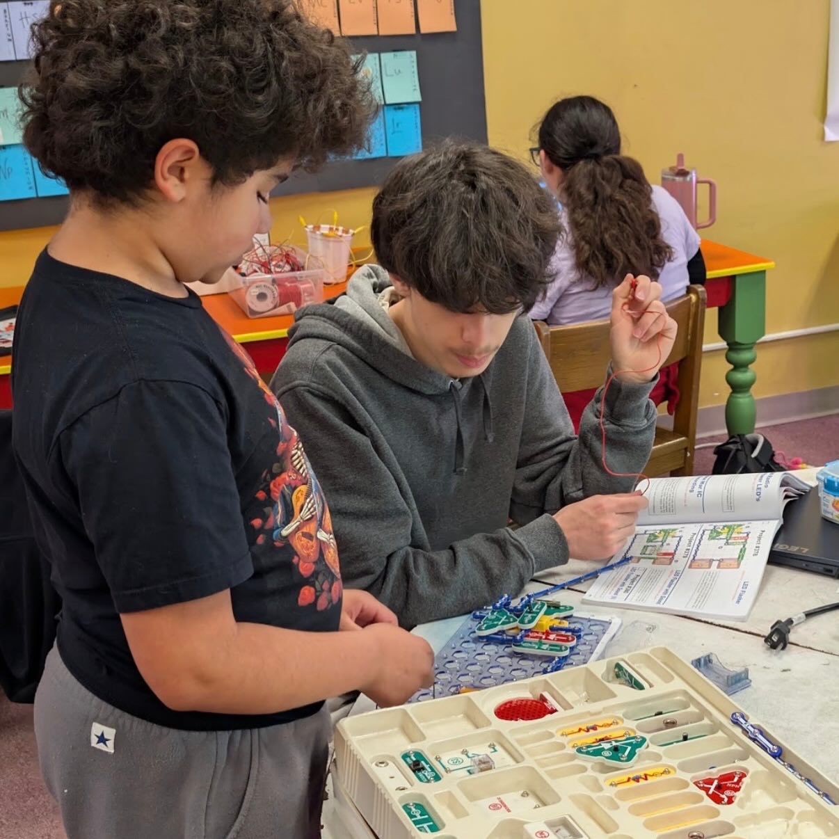 A look at some of the work happening in our Upper School classroom.
The students were able to connect different components, experiment with how they work together, and troubleshoot when things didn’t go as planned. What a beautiful example of collaboration.