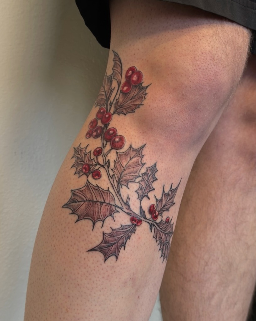 Holly with berries knee wrap created by @ellaskyetattoos Ella has multiple projects from this summer that have little pops of red with her black and grey work. Check out her profile to see more!
#kneewraptattoo #hollybranchtattoo #redtattoo #estesparktattoo #coloradotattooartist