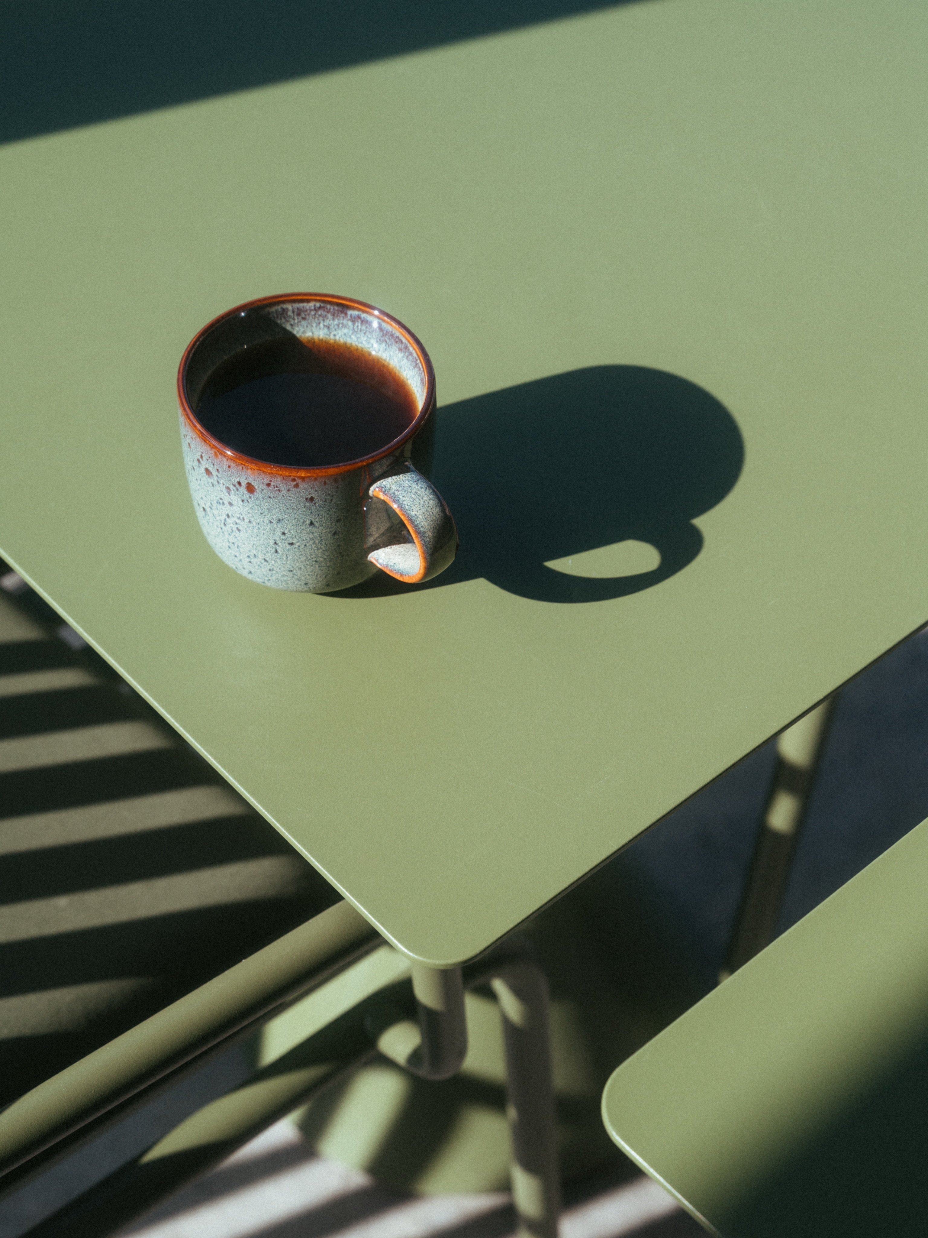 På Hamang i Sandvika ligger Tanken - et gammelt industribygg som i dag er fylt med musikk, film, foto og kreative folk. Og midt i det hele finner du @rondosandvika ☕️
Et sted med skikkelig god kaffe, mat og bakst – alt laget med omtanke. Kaffebønner fra @fuglencoffee_oslo, hjemmelaget mat og et lokale fullt av personlighet. Og musikken? Den spilles fra vinyl, på ekte. Kreativt, ujålete og veldig hyggelig. Definitivt verdt et stopp neste gang du er i Sandvika.
.
.
.
.
.
#rrebel #rrebelanbefaler #tankensandvika #rondosandvika #oslokaffe