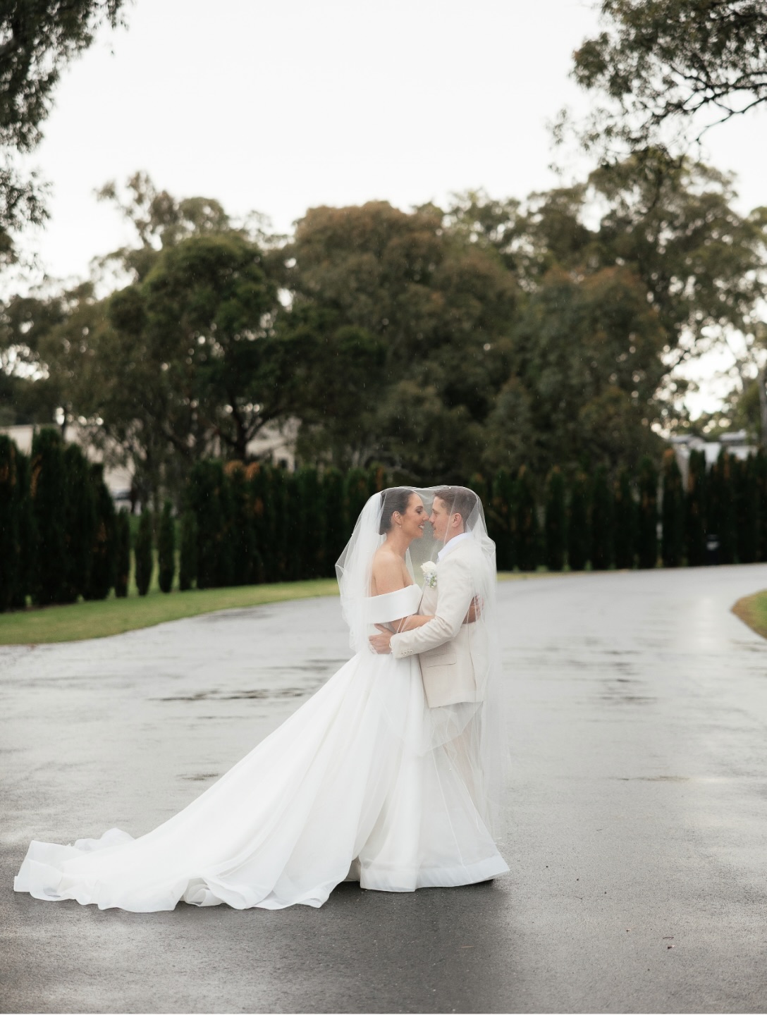 Stunning bride Claudia in our classic Clarissa gown. Congratulations Claudia and Dan on a beautiful wedding day π€
Couple: @clauds.caruso @instadanwood
Dress: Clarissa @adelaidebridalcollective
Photography: @solemate.studios
Venue: @serafinoweddings
Florist: @lajardin__
Makeup Artist: @tessmua
Hair Stylist: @zinkhairplympton
#jsbbride #jacksullivanbridal #australianbridal #bride #weddingdress
