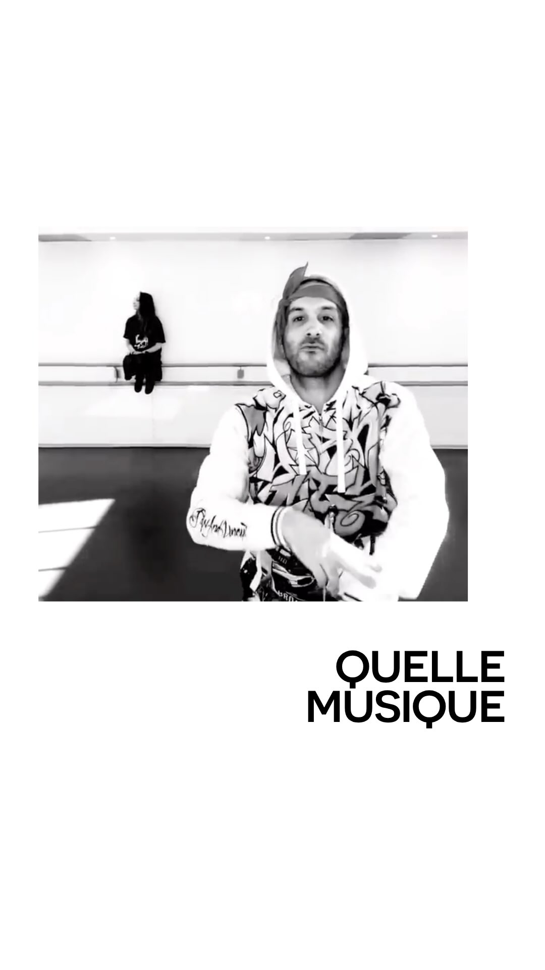 💿👾💛 Vous choisissez la musique !
Quelle est LA (ou « les », ne nous limitons pas !) musique des années 90/2000 sur laquelle vous souhaiteriez danser ?
Celle que vous préférez, celle sur laquelle vous ne pouvez vous empêcher de bouger…
📼✨ Et même si vous n’êtes pas là le 10 octobre, dites-nous ! (Je crois que Thibault est même prêt à vous filmer une petite chorée que je partagerai ici.)
💛💿 Nous attendons toutes vos idées. Ces événements sont créés pour vous. Parce qu’on a besoin de joie, ensemble.
Bref, c’est à vous !
____
Cette vidéo a un peu plus de 6 ans… une période où nous avions tous besoin de distraction.
Alors, entre 2 cours en ligne, nous partagions des petites vidéos sur l’App du studio pour faire sourire nos élèves… ou pour leurs anniversaires.
Et je crois qu’on a fait tous les styles musicaux 🤭