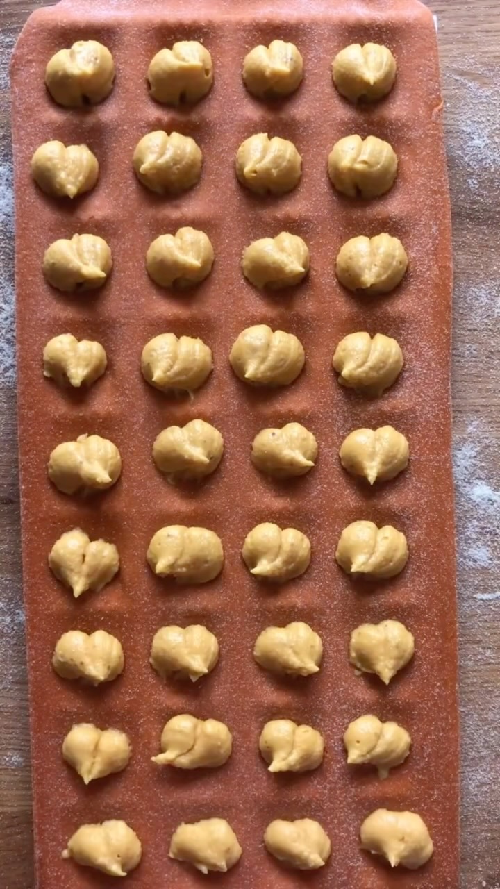 The key to homemade pasta is a smooth, workable dough. The key to a smooth, workable pasta dough is the method. Combining the ingredients just so, then kneading to achieve that smooth dough is easier than it may seem. Curious how it works? That’s why I created the filled pasta workshop, an online video-based workshop that will teach you how to make egg dough and shape 6 different pasta types in under one hour. You’ll find it on my website homemadepastastudio.com.
•
•
•
•
•
#freshpasta #pastafresca #homemadepasta #pastalovers #foodie