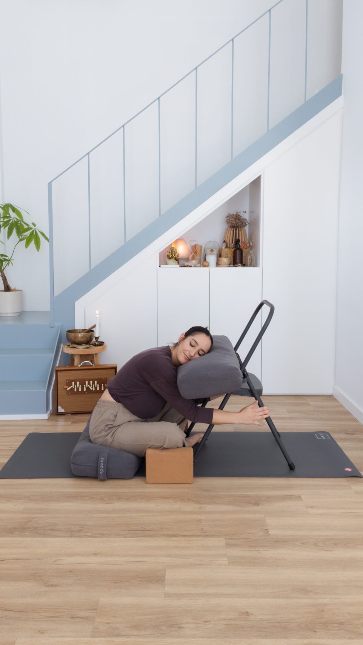 𝚃𝙸𝙿𝙾𝚂 𝙳𝙴 𝚈𝙾𝙶𝙰 | 𝒓𝒆𝒔𝒕𝒂𝒖𝒓𝒂𝒕𝒊𝒗𝒐
¿Y si por una vez el yoga no te pidiera hacer más, sino 𝗯𝗮𝗷𝗮𝗿 𝗲𝗹 𝗿𝗶𝘁𝗺𝗼?
El 𝐘𝐨𝐠𝐚 𝐑𝐞𝐬𝐭𝐚𝐮𝐫𝐚𝐭𝐢𝐯𝐨 es una práctica lenta y pausada en la que utilizamos soportes para entrar en las posturas de una forma cómoda, amable y sin forzar.
Una práctica para soltar, respirar y darle al sistema nervioso un poquito de espacio en esta vida loca 🙂↕️
Si crees que esto que te contamos encaja contigo... 𝙀𝙨𝙘𝙧í𝙗𝙚𝙣𝙤𝙨 𝙮 𝙫𝙚𝙣𝙩𝙚 𝙖 𝙥𝙧𝙤𝙗𝙖𝙧 𝙩𝙪 𝙥𝙧𝙞𝙢𝙚𝙧𝙖 𝙘𝙡𝙖𝙨𝙚.
GRACIAS siempre🫀