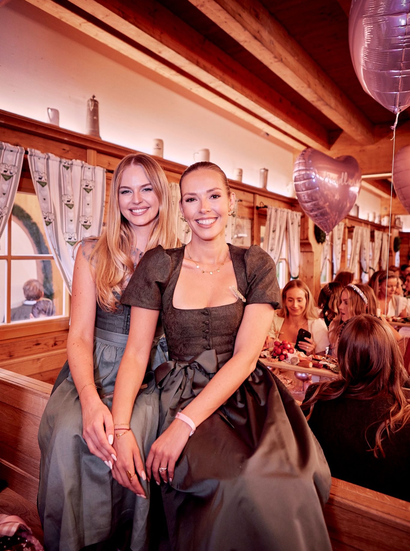 ✨ in wenigen Tagen ist es soweit – wir sind schon voller Vorfreude auf unser Netzwerktreffen im Schützenfestzelt 💕🥨🍻
Fotos: @adrian_schaetz_photography
#FRAUEN100 #EinProsit