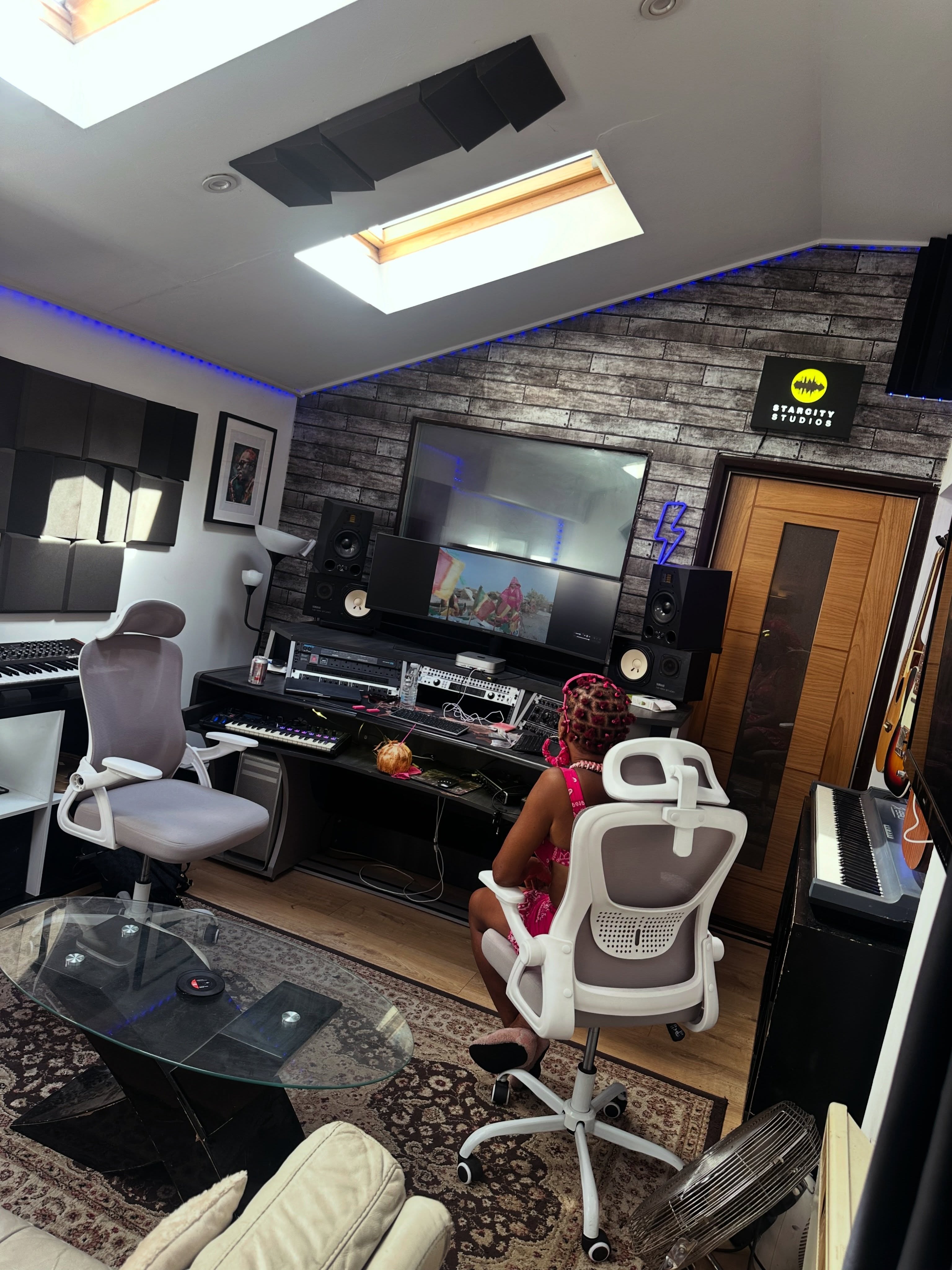 When the song comes together, we sit back and we enjoy the results 🎧❤️
•
•
•
#sutton #surrey #musicstudio #recordingstudios #musicrecording