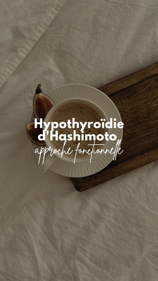 La maladie d'Hashimoto fait partie des principales causes de l'hypothyroïdie, et touche davantage les femmes = environ 8 femmes pour 1 homme (on est chanceuses 🥲).
La notion de terrain prend tout son sens dans la thyroïdite d'Hashimoto, qui est une problématique complexe et multifactorielle.
L'accompagnement fonctionnel d'Hashimoto repose sur deux piliers :
1️⃣ Travailler sur les facteurs qui contribuent à l'auto-immunité comme les déséquilibres intestinaux, les infections, les carences micronutritionnelles, l'inflammation chronique, le stress oxydatif, les déséquilibres hormonaux, l'exposition environnementale, le stress...
2️⃣ Rétablir les nutriments qui soutiennent la fonction thyroïdienne via une alimentation anti-inflammatoire et à haute densité nutritionnelle.
⚠️ Une approche individualisée est indispensable, ce post donne juste des pistes générales, et ne se substitue pas aux recommandations médicales.
Si cette approche t'intéresse, je propose des consultations en ligne de naturopathie et micronutrition, tu peux réserver un programme personnalisé via le lien dans ma bio 🤍
🔖 Et pense à enregistrer ce post pour t'en souvenir