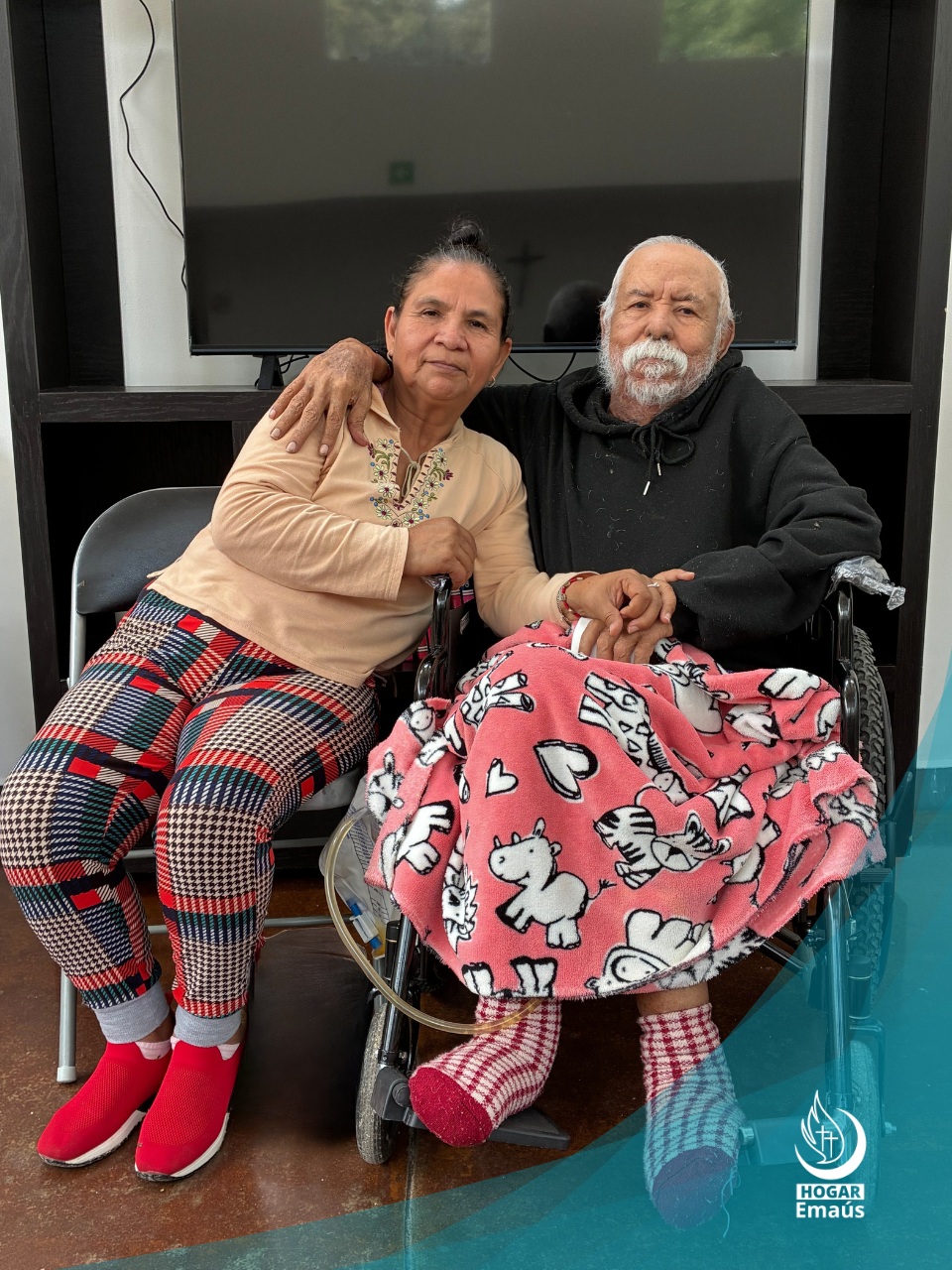 Familia incondicional 🫶🏻✨
José de 73 años y su esposa Olivia de 56 viajan de Apatzingán hasta Morelia para recibir una atención médica adecuada por un tumor cancerígeno que le fue detectado a él desde hace unos meses. El acompañamiento de su esposa Olivia ha sido crucial en este proceso que enfrentan hasta el día de hoy. 🤍
Este tumor le ha dificultado a José alimentarse e hidratarse como habitualmente lo hacía. Sin dejar de mencionar que el dolor es constante. Sin embargo, su tratamiento con radioterapia va avanzando y se mantiene con fe de que su recuperación se de en el menor tiempo posible. 🙏🏻
Su familia desde la distancia le ha demostrado apoyo incondicional de muchas maneras y ambos se mantienen ansiosos de poder regresar a casa a compartir con sus seres queridos. 🏠
En estos meses donde la fortaleza surge de lugares inimaginables Olivia se dijo muy agradecida por el respaldo que han tenido en #HogarEmaús ya que gracias al acompañamiento integral que han recibido en la fundación se han podido dedicar en cuerpo y alma a seguir las indicaciones médicas. Ademas de resaltar el trato empatía y solidario que los ha cobijado en nuestras instalaciones. 🤲
Hoy queremos reconocer a esta pareja de guerreros que cada día ponen toda su energía en superar ese reto que la vida puso en su camino. 🤝
Los agradecimientos son infinitos a nuestros bienhechores, voluntarios y colaboradores que hacen posible nuestra misión de brindar un hogar digno a quienes más lo necesitan. 💙

#HogarEmaús #escuestióndehumanidad #bosquecuauhtémoc #morelia