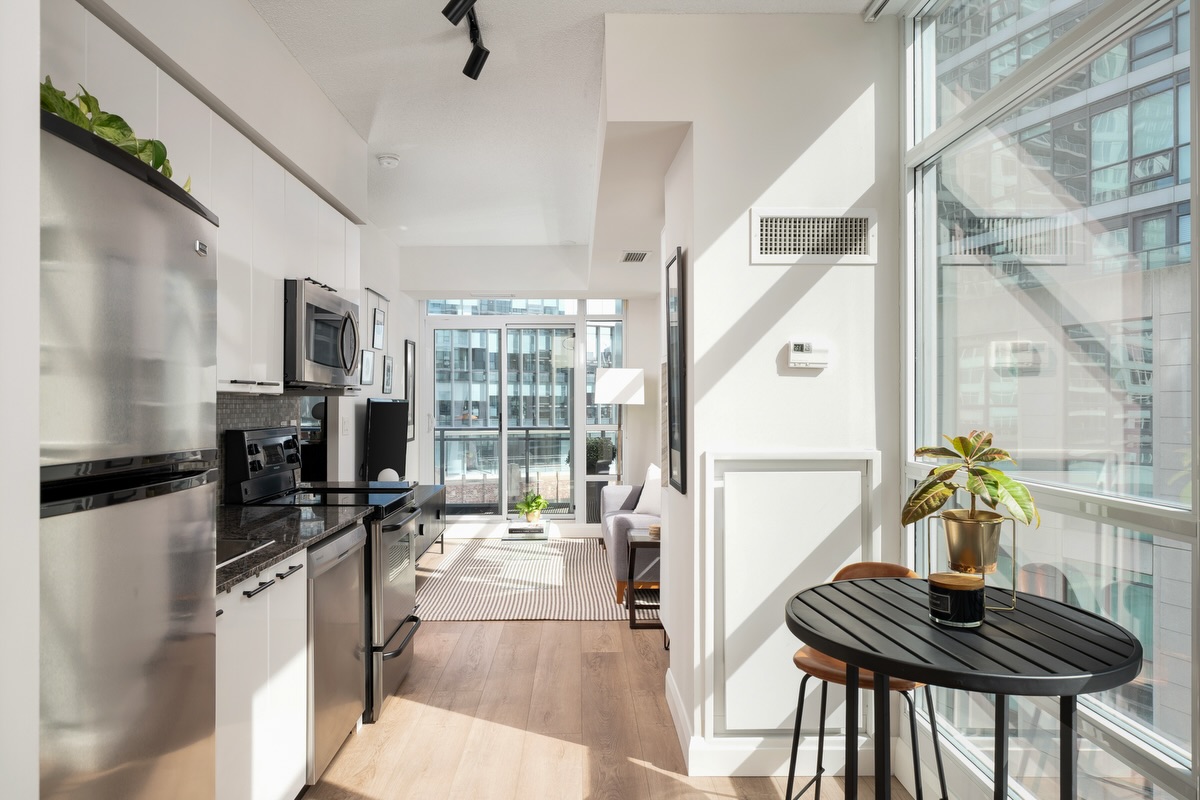 Finally, a one-bedroom that actually makes sense. 🧘🏼♀️
Welcome to 15 Bruyeres Mews, Suite 804 — a bright and beautifully updated southeast corner suite where every square foot is thoughtfully used.
Unlike many one-bedroom layouts, this one gives you a proper eat-in kitchen, separate living space, spacious bedroom with room for a home office, ensuite bath, and a large balcony with access from both the living room and bedroom. With southeast exposure, natural light pours in throughout the day. ☀️
The updates are stylish and practical, including new luxury vinyl flooring, kitchen hardware + faucet, under-cabinet lighting, window coverings, light fixtures, custom balcony tiles, a bedroom slat-wall feature and a new dishwasher. A custom built-in bar cabinet and pantry add even more function and storage.
Tucked away at the quiet end of the hallway in a boutique mid-rise, you’ll also enjoy low maintenance fees + great amenities including concierge, gym, rooftop terrace, guest suites and visitor parking.
And then there’s the location. 📍 Steps to King West, Fort York, Coronation Park, waterfront trails, Billy Bishop Airport, Loblaws, STACKT Market, transit + easy highway access.
Whether you’re looking for your first condo, a city home or the perfect pied-à-terre, this one is bright, functional, beautifully updated and ready to move in.
Listed for $449,000, Offers Anytime.
🛏️ 1 Bedroom | 🛁 1 Bathroom | 🚗 Parking | 🔐 Locker