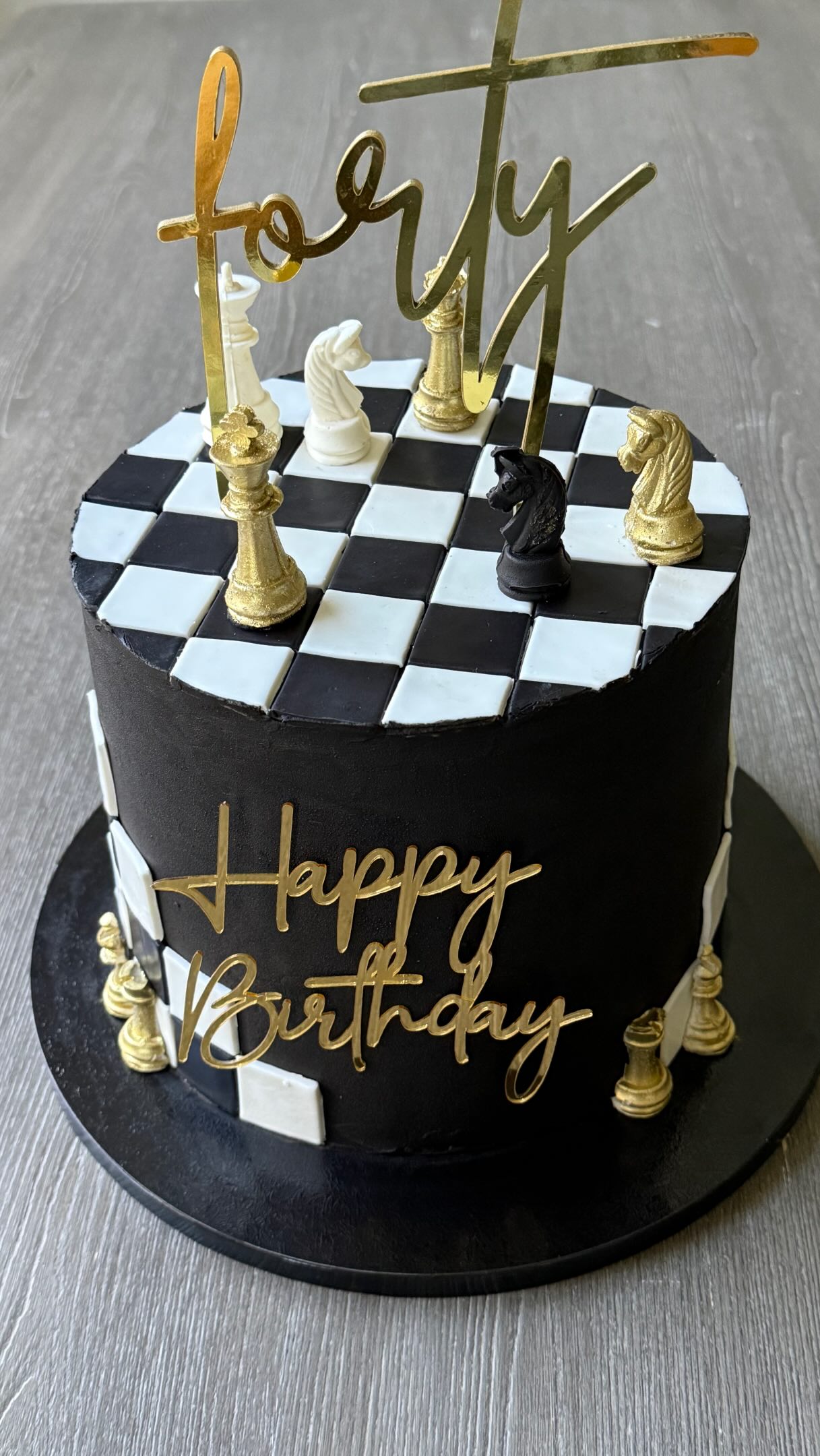 Any chess players out there? โ๏ธ
Chess pieces and chess board are all edible. The pieces are made with candy melts & chocolate and the board is made from fondant. Don't like cakes covered in fondant, I got you. This cake is covered with chocolate ganache colored black.