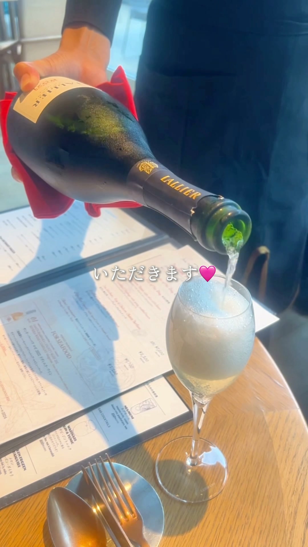フランスのマルシェで、
ゆったり1日を過ごしてきました🥂
魚介、チーズ、焼き菓子…
並んでいるものを見ているだけで
お腹が空いてくる。
目的もなく歩いているようで、
気づけば手が伸びるのは
シャンパーニュに合いそうなものばかり。
寄り道も、旅のうち。
マルシェで過ごす、ゆったり1日。
シャンパーニュを、もっと身近に🥂
商品の詳細・ご購入は、プロフィールのリンクからご覧いただけます✨