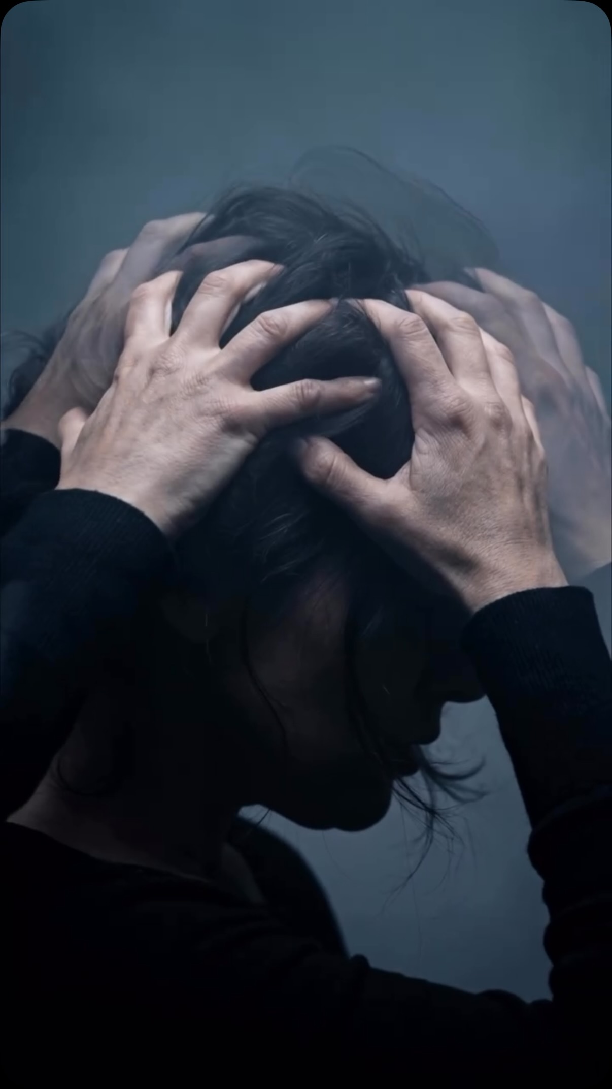 Nem todo caos faz barulho.
Às vezes, ele acontece em silêncio, dentro da cabeça de alguém.
São pensamentos que não desligam, memórias que insistem em voltar, culpas que pesam, lembranças que voam sem encontrar lugar para pousar.
É rir quando a vontade é chorar.
É se encolher quando o mundo parece grande demais.
É querer desaparecer por alguns minutos só para conseguir respirar.
E então existem os espelhos…
tantas versões de nós mesmos gritando ao mesmo tempo: a que cobra, a que julga, a que lembra, a que machuca, a que tenta continuar.
Por fora, talvez ninguém perceba.
Por dentro, pode estar acontecendo uma tempestade.
Este vídeo não mostra apenas uma crise. Ele mostra o avesso de quem está tentando permanecer de pé enquanto tudo dentro desaba.
Porque nem todo sofrimento tem marcas visíveis.
Nem toda pessoa que sorri está bem.
E nem todo silêncio significa paz.
Antes de julgar o comportamento de alguém, talvez seja preciso perguntar: o que essa pessoa está tentando suportar em silêncio?
Às vezes, tudo o que alguém precisa não é de uma explicação.
É de acolhimento.
De presença.
De alguém que fique.
Porque ninguém deveria precisar gritar para ser ouvido.