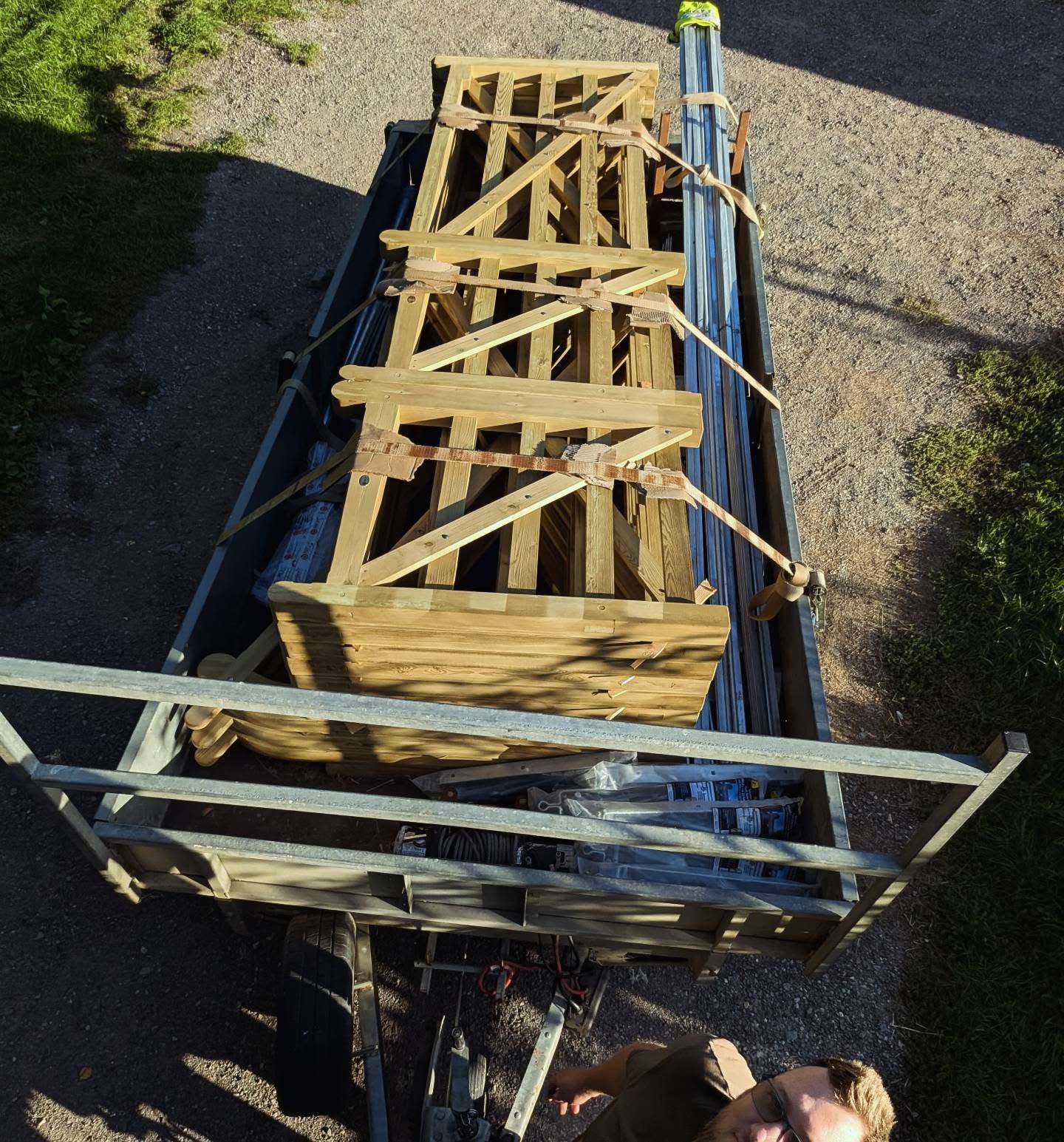 All loaded up and ready to hit the road! 🚛💨
Fully strapped and packed with 11 wooden gates plus posts and fittings, ready for the long trip up to East Ayrshire, Scotland for @johnbrightltd
Whether it's local drops or long-distance haulage right across the UK, we've got it covered.
#Haulage #TransportServices #DeliveryRun #ScotlandBound #Logistics