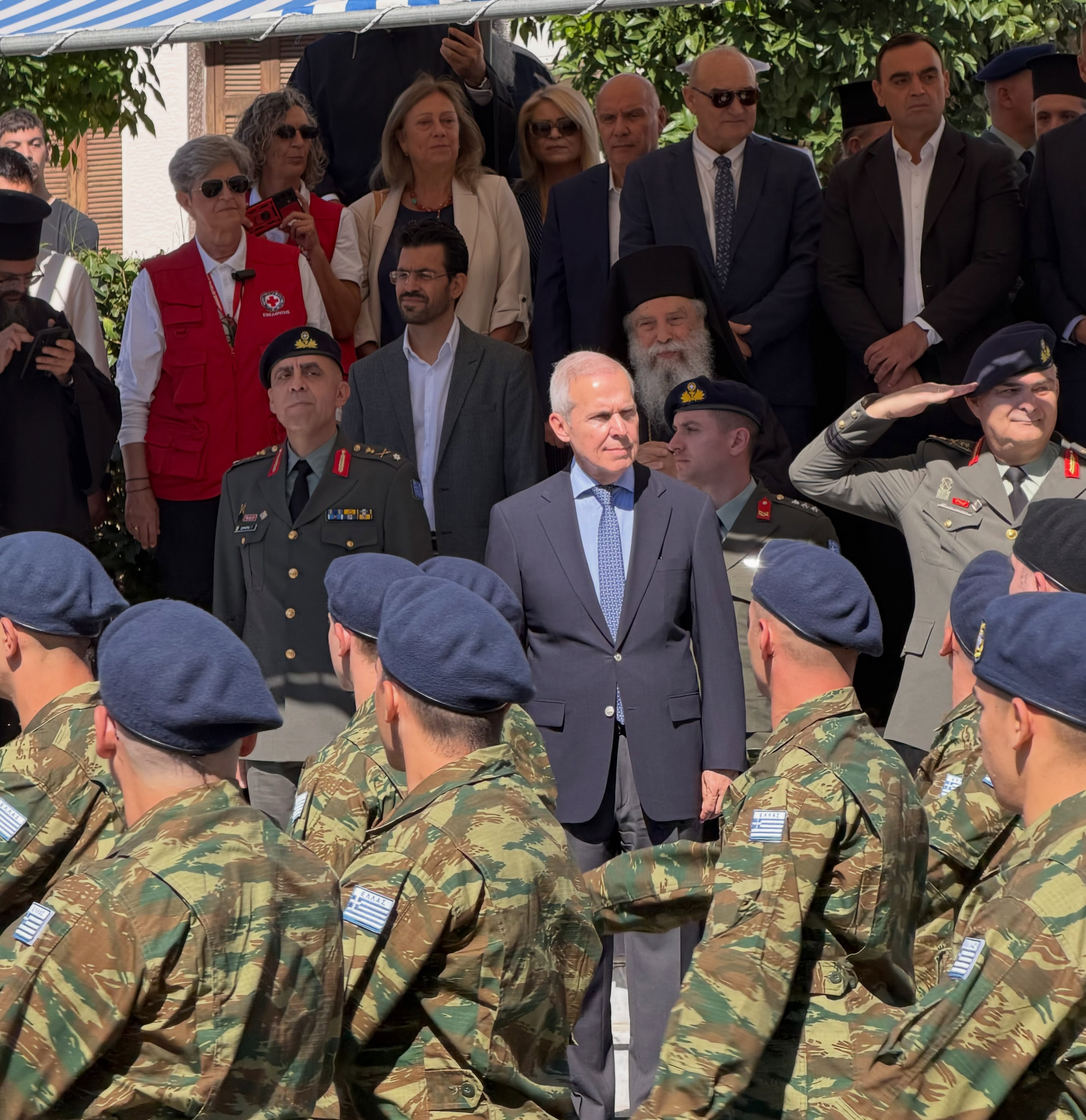 Σήμερα το ΚΕΕΜ στη Σπάρτη, γέμισε από τα στρατευμένα μας παιδιά, γονείς και αγαπημένα τους πρόσωπα.
Έδωσαν τον όρκο προς την Πατρίδα 1200 ελληνόπουλα.
Έναν όρκο που έρχεται από πολύ μακριά, χιλιάδες χρόνια πριν και που «ζεί» μέχρι σήμερα μέσα από αυτά, τη φωνή των νέων Ελλήνων τη φωνή της Ελλάδας.
Καλή τους θητεία ❗️🇬🇷