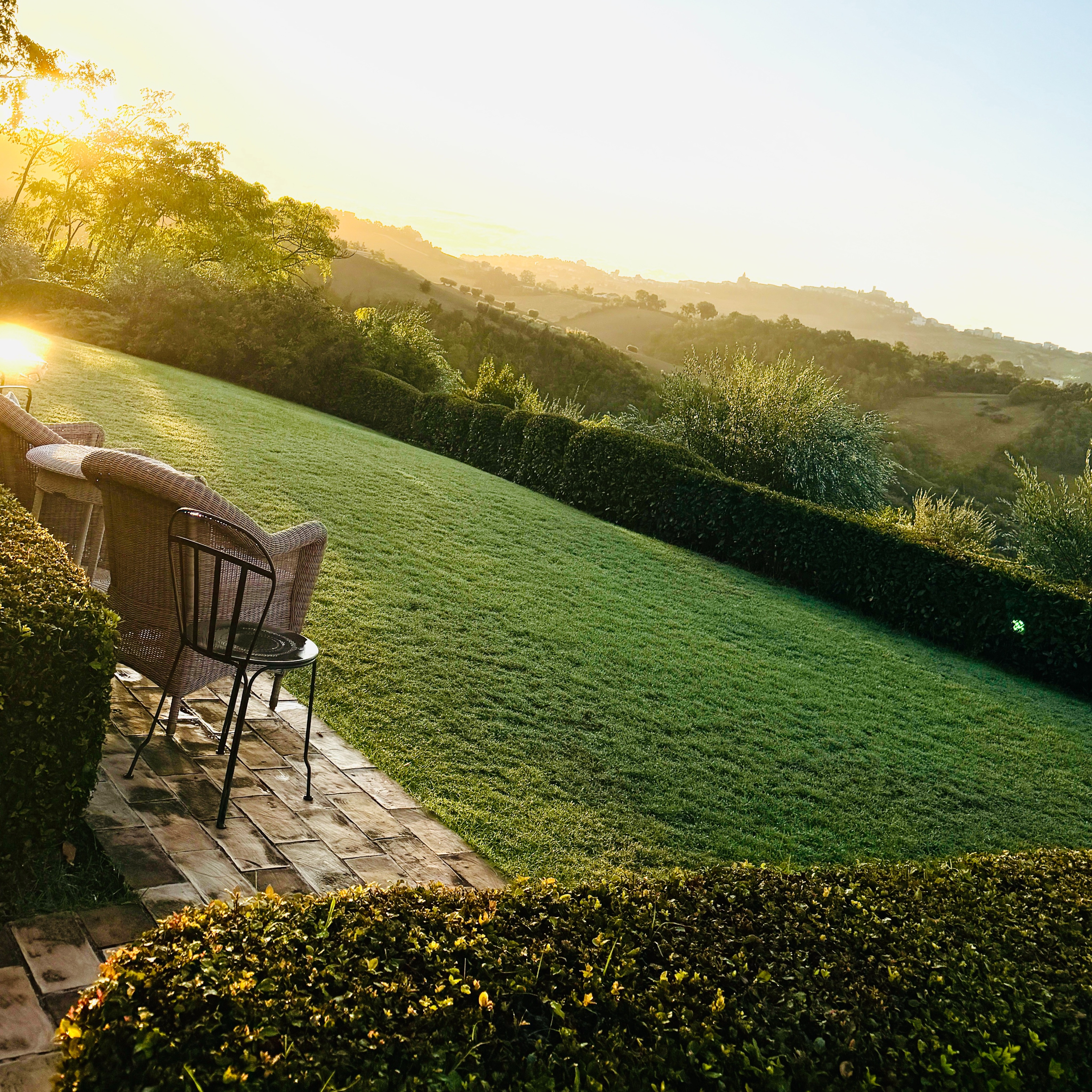 07:00 at Ruffino on September 25.
Early morning is golden in the mouth. 07:00, and the sun rises over Ruffino. It's Friday, and all the guest rooms are full. The lawn shimmers after the night's rain.
Carina has already been up for several hours baking bread for breakfast.
At this time in the morning, breakfast is in order. I have prepared an airy cheese soufflé (local cheeses) that we offer to all guests. Topped with a cheese sauce and bacon. Our award-winning continental breakfast is a big part of the stay at Ruffino.
Carina bakes 3-5 types of bread, always something sweet. I often offer a French omelette or, like today, a type of airy cheese soufflé - together with the sunrise and our view of soft hills, the morning becomes magic.
This is the Ruffino life