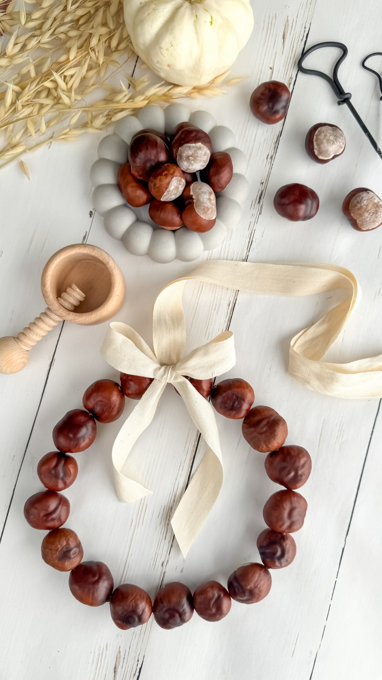 Kastanienkranz DIY 🌰❤️
💌 Kommentiert mit „Herbst“ und ich schicke euch die Materialliste. Nur die Kastanien müsst ihr selber sammeln ☺️
#herbst #handmade #selbermachen #amazonfinds #amazoninfluencer