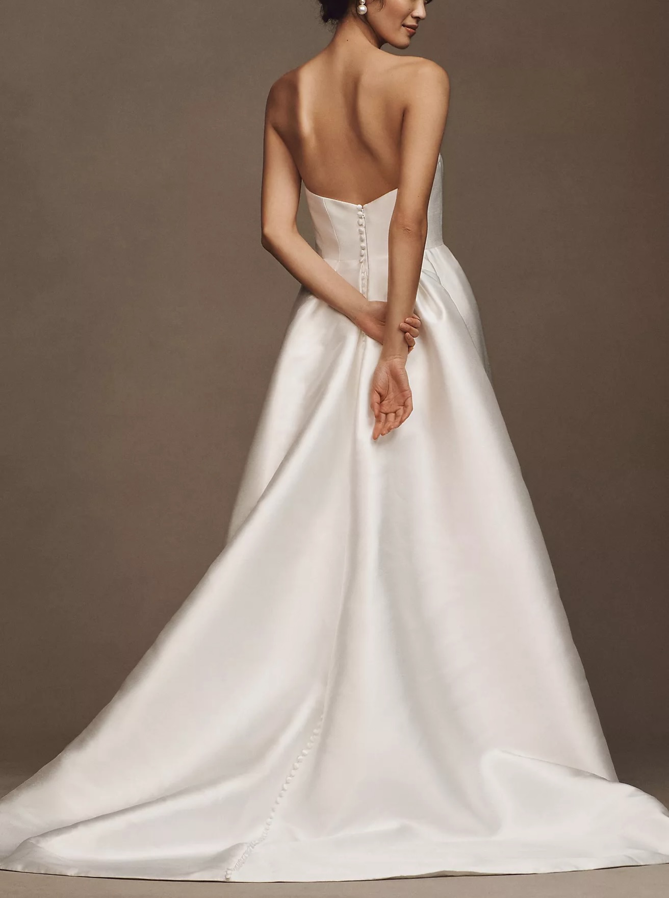 Catherine. Luminous mikado with a straight sharp neckline.