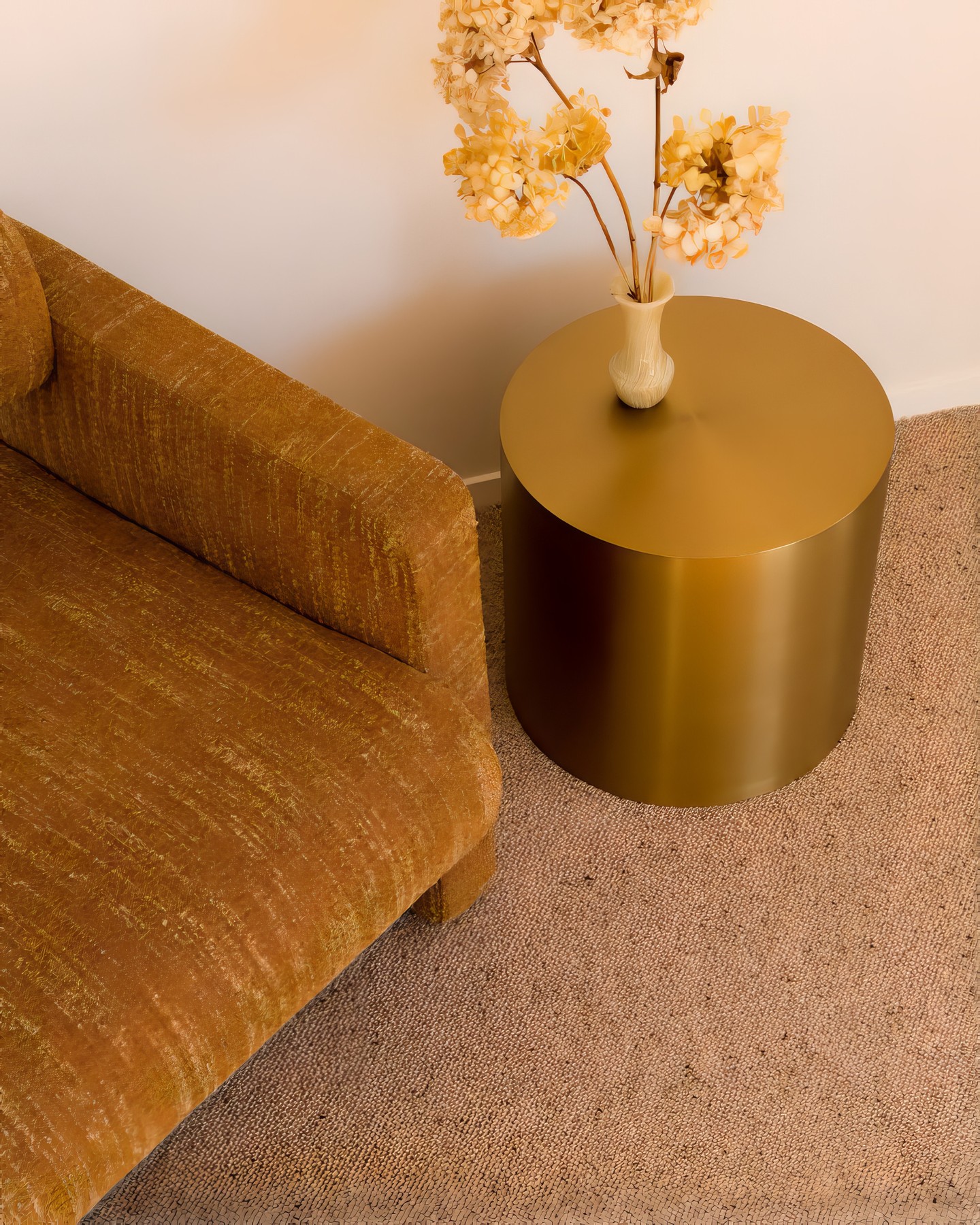 Golden hour on a spring afternoon âď¸â
â
A quiet corner featuring golden tones, soft texture and a little everyday luxury underfoot with @bremworth Thorndale in Maverick. Crafted from 100% New Zealand wool, Thorndale brings natural warmth and texture underfoot. Its tactile loop pile is woven with subtle flecks of colour, creating a beautifully practical flooring choice with character and enduring style.â
â