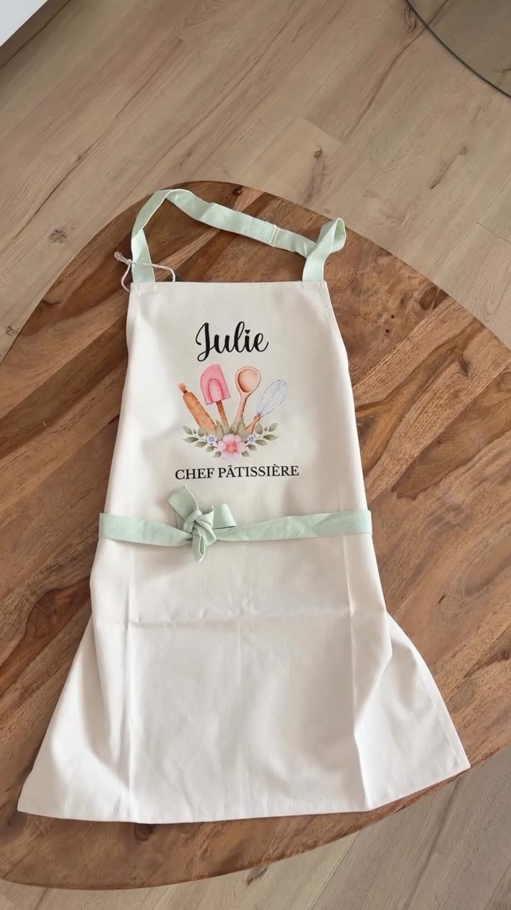 Il y a ceux qui cuisinent…
Et ceux qui goûtent beaucoup, mettent de la farine partout et sont quand même très fiers du résultat.
Pour les petits chefs, le tablier avec leur prénom, c’est un peu la tenue officielle des grandes missions en cuisine.
Et finalement, ce sont souvent ces petits moments-là qu’on aime le plus garder en souvenir.
____
✨ Boutique d’Esmée
👚 Flocage t-shirts & objets personnalisés
🧢 Casquettes • mugs • sacs
👰 EVJF • EVG • événements
📍 Narbonne | 📦 France
#boutiquedesmee #coulissesatelier #tablierpersonnalisé #creationpersonnalisee #narbonne