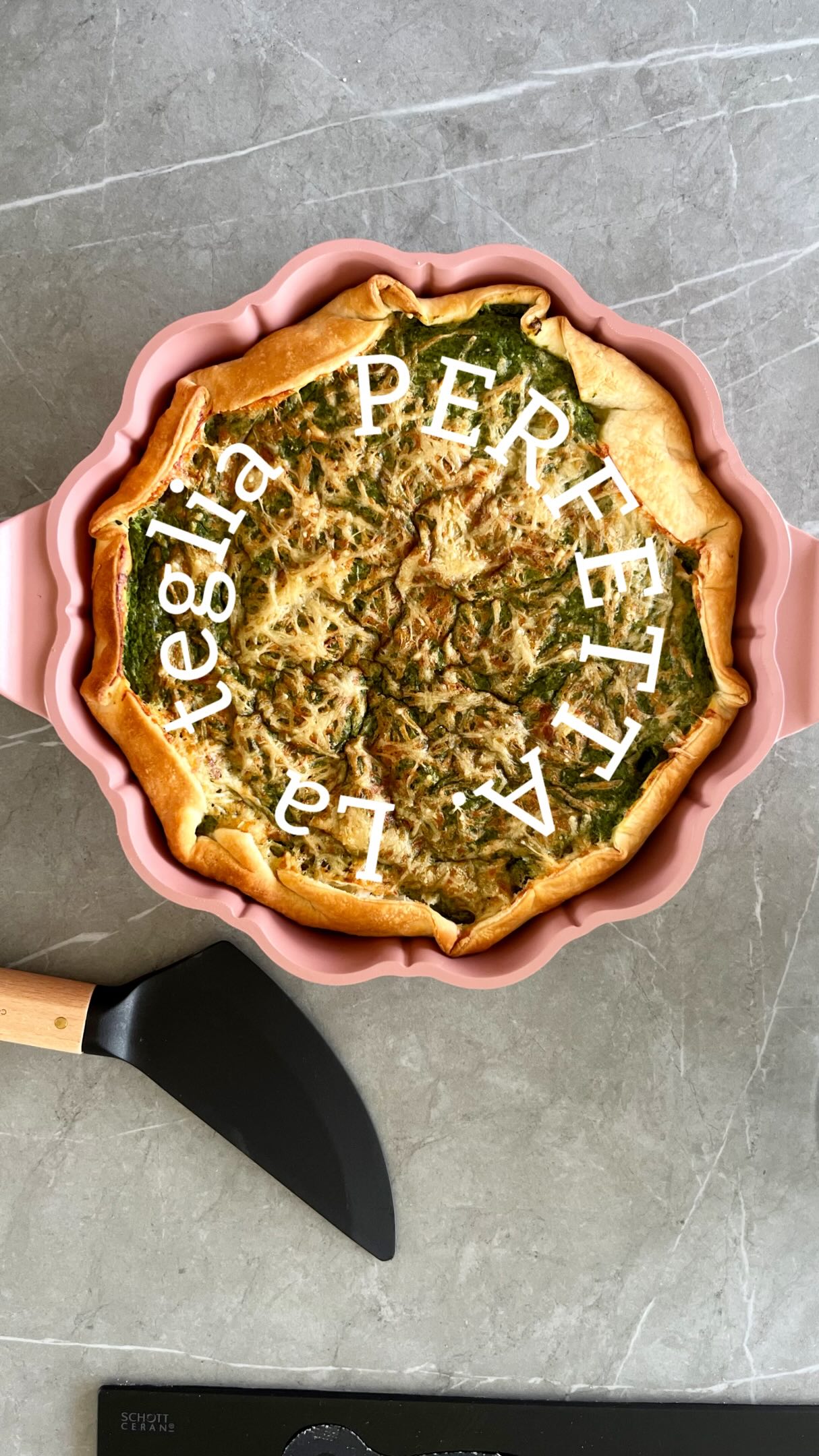 🌸 LA FORMIDABILE TORTIERA DI COOKUT 🌸
Una tortiera che non è solo bella… è anche una di quelle cose che, una volta provate, ti chiedi: “Ma come ho fatto senza?” 😍
È perfettamente antiaderente, quindi non serve né olio né carta da forno: versi, cuoci e sformi!
Ma la cosa che adoro di più? Le righe sul fondo, che ti permettono di tagliare la torta in 12 porzioni perfettamente uguali. Finalmente niente fette enormi e niente “a te è toccato il pezzo più piccolo” 😂
In più trovi incluso anche il tagliapasta antigraffio, pensato proprio per poter tagliare direttamente nella tortiera senza rovinarla.
E poi… guardatela! 🌸 Il suo design a forma di fiore la rende bellissima anche da portare direttamente in tavola.
Crostata, torta dolce, torta salata, sformati… per me è diventata la tortiera perfetta per tutto.
#Cookut #LaFormidabileTortiera #Tortiera CucinaFacile #CucinaDiCasa RicetteFacili DolciFattiInCasa TorteSalate Crostata #valigiainfarinata