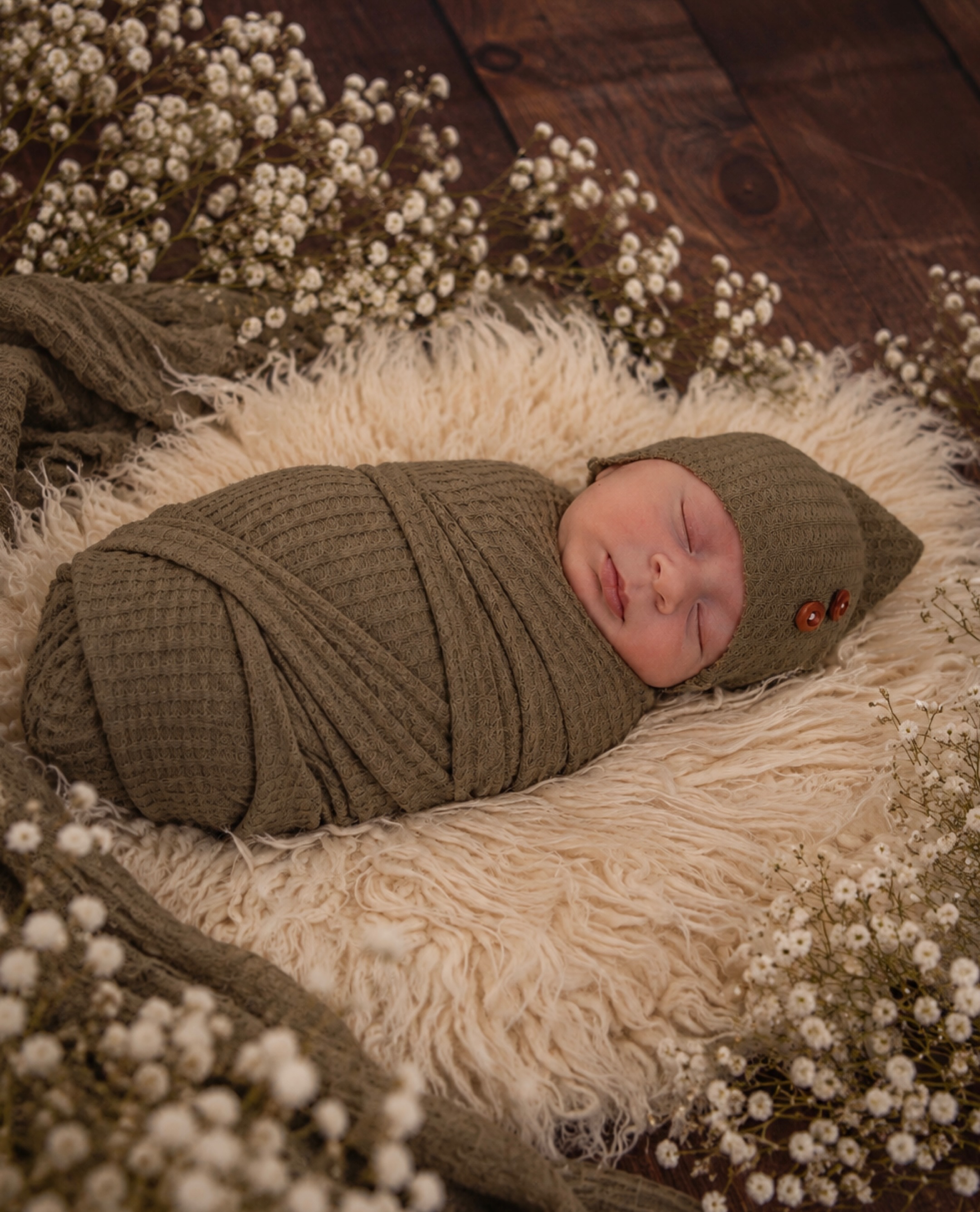 newborn photography isn’t something I typically offer, and I’m pretty selective about taking it on - even for people I know. it’s such a specialized area of photography, and I have a lot of respect for the photographers who have truly mastered it.
that being said, I had to make an exception for my nephew, Mikey III. 🤎
it was fun stepping outside of my usual work for a little while and getting to capture him at this stage!! all the tiny details included. I may not be adding newborn photography to my services anytime soon 😂, but I’m really glad I got to create these for our family. 🫶🏻
a few favorites from baby Mikey’s session (feat. my perfect angel niece who had to sneak in a couple photos) 🤎📸 I’m such a lucky aunt!! #newbornphotos #lifestylephotographer