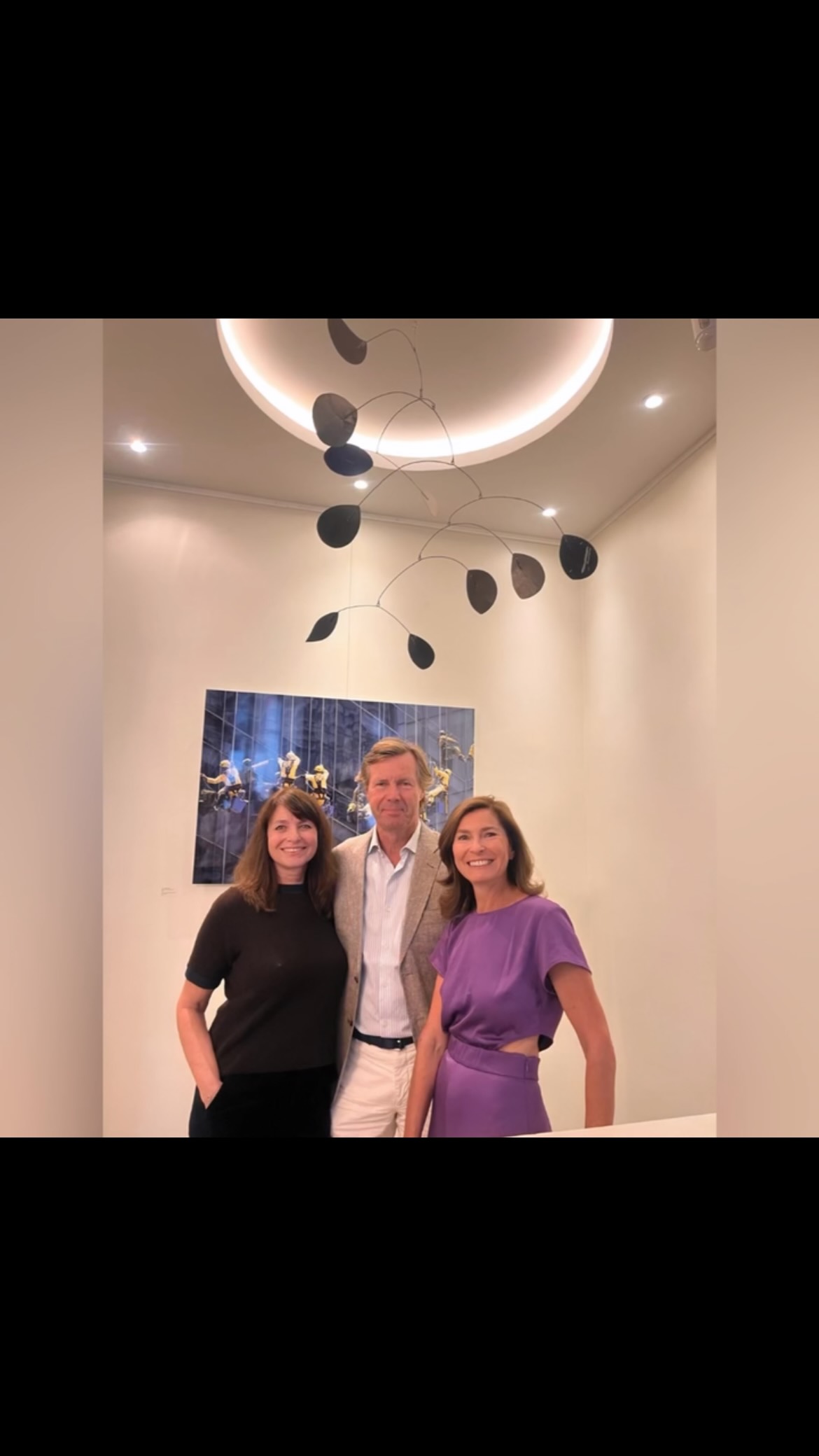 Un vernissage placé sous le signe de la gaieté ! ✨
Merci à tous les visiteurs, collectionneurs, amis et famille d’être venus partager ce beau moment avec nous.
Merci à toute mon équipe, mention spéciale à
@aramis__chvn et à Octave pour leur travail qui a contribué à la réussite de cette soirée.
L’exposition des photographies de Jean-Philippe Taslé d’Héliand, Le Mur - Construire, déconstruire, ce qui nous sépare, ce qui nous relie, est officiellement ouverte.
Une exposition de 27 photographies à découvrir jusqu’au 20 octobre.
Exposition tous les jours sur rendez-vous.
Portes ouvertes le samedi 3 octobre, de 11 h à 18 h.
📍 9, avenue de Lamballe, 75016 Paris
📞 +33 06 11 72 55 88
✉️ contact@collectionstephaniepeyrissac.com
🌐 galeriecollectionstephaniepeyrissac.com
#collectionstephaniepeyrissac #artlovers #jpthphotographe #photo #photographer