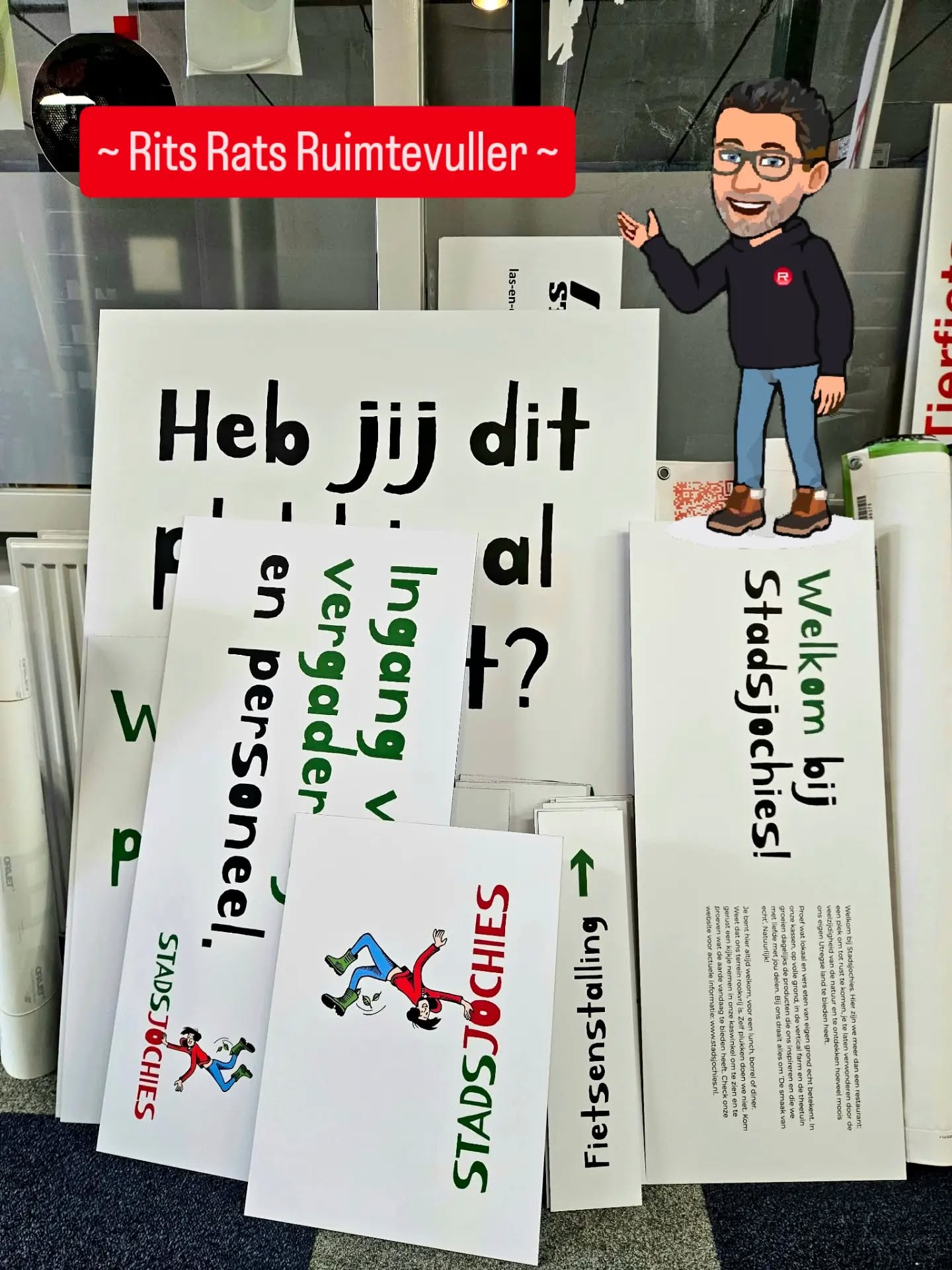 ~ Rits Rats Ruimtevuller ~
Voor het terrein van restaurant Stadsjochies maakten en leverden we een verscheidenheid aan Dibond tekstborden met daarop full-colourprints.
Waarom Dibond?
Omdat de twee lagen aluminium met daartussen een laag kunststof het plaatmateriaal sterk, licht in gewicht en weerbestendig maakt.
Tekstborden?
Op Rits Rats kun je rekenen.
#signmaker #beletteraar in Utrecht #tekstborden #fullcolourprints #bewegwijzering