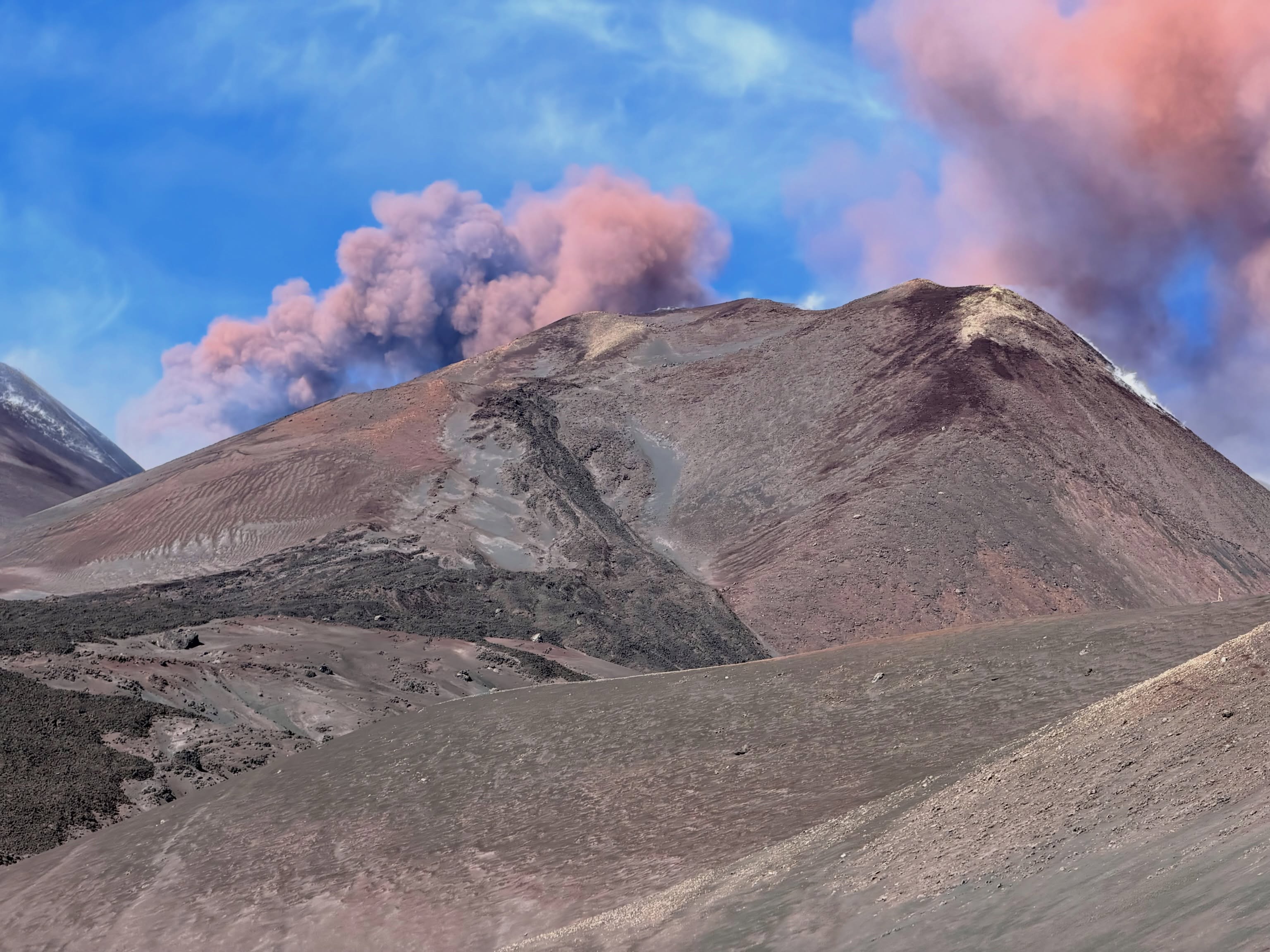 #Etna 3000 Private • Honey Moon on Etna 🍯🌋 #sicily #volcanoes #guidevulcanologichesicilia #etuquannutimariti
👉Next tour at 3000 meters on September 30, 2026
🌍https://www.etnative.com/en/etna-3000-metri
☎️ wa.me/etnative or +393780861560