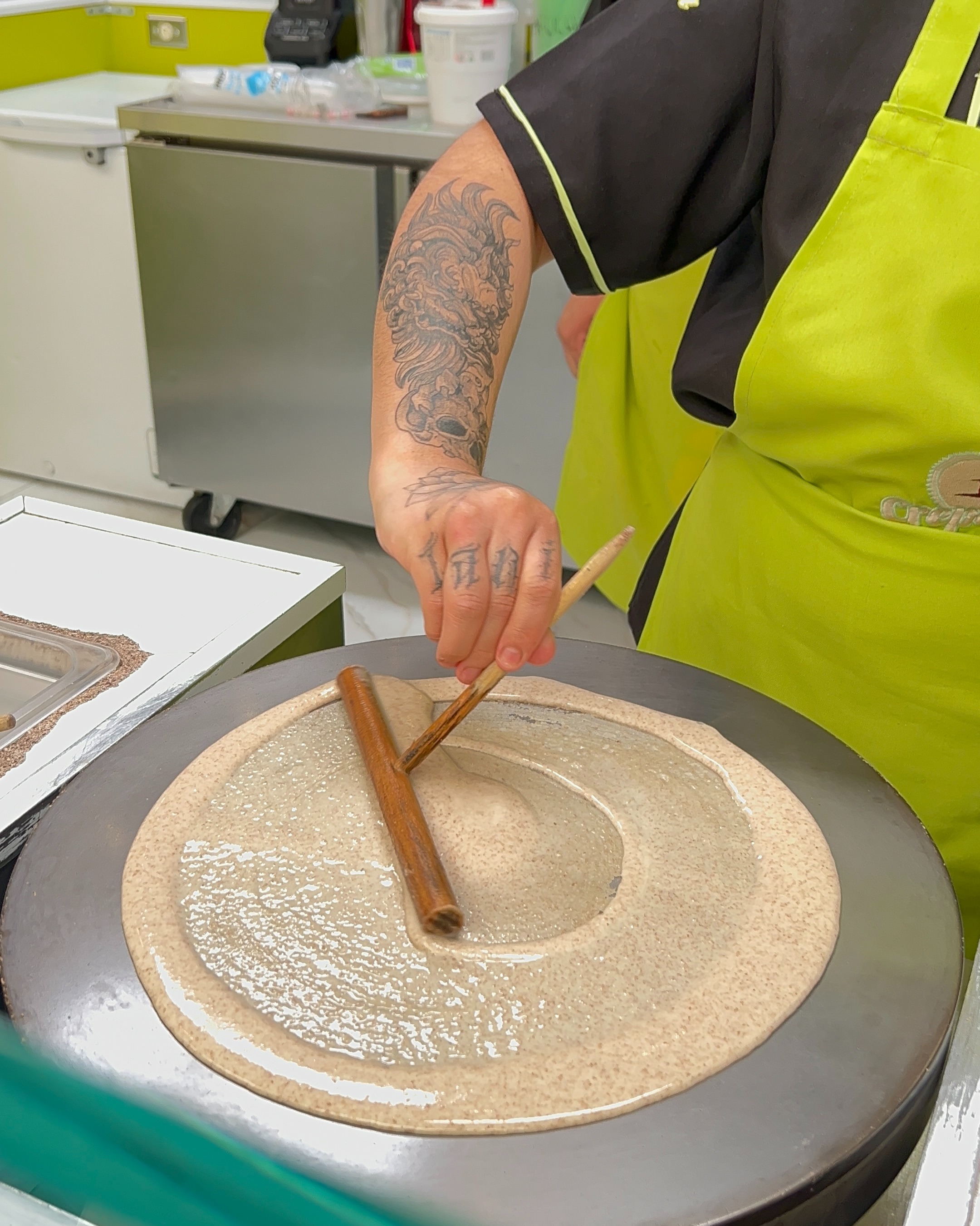 Todavía no lleva nada…
¡Pero el antojo ya comenzó...!🥞
Una vuelta sobre la plancha, unos segundos de espera… y después viene la mejor parte: hacerla completamente a tu gusto. 🧡
Dulce, salada, especial, clásica o con todo.
Así empieza un antojo en Crepelandia.
¿Y tú? ¿Ya sabes con qué ingredientes la quieres?
#crepelandia #MundoDeSabores #crepas #crepes #antojo #antojos #harina #hechoenméxico #hechoalmomento #detrásdecámaras #crepasméxico #antojodulce #antojosalado #foodiemexico #creperia #mexico_maravilloso #mexicodf #mexicomaravilloso