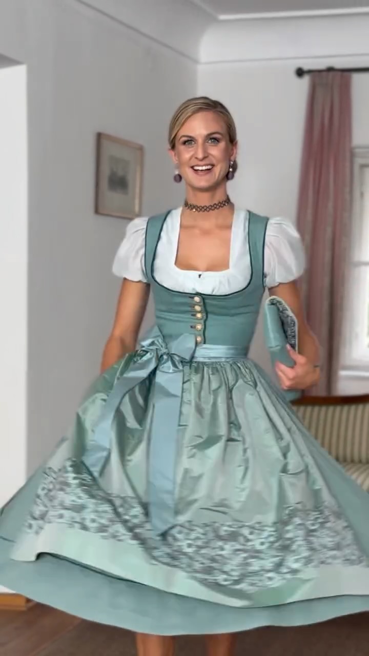 Herbstzeit ist Dirndlzeit. 👗🥨✨ Seit 1995 wird bei @susannespatt jedes Modell von höchster Präzision und mit Liebe zum Detail in #Österreich gefertigt. 🇦🇹 Entdecke jetzt die neue Herbst-Winter Kollektion 2026/27 in unseren Geschäften.🥂🍂