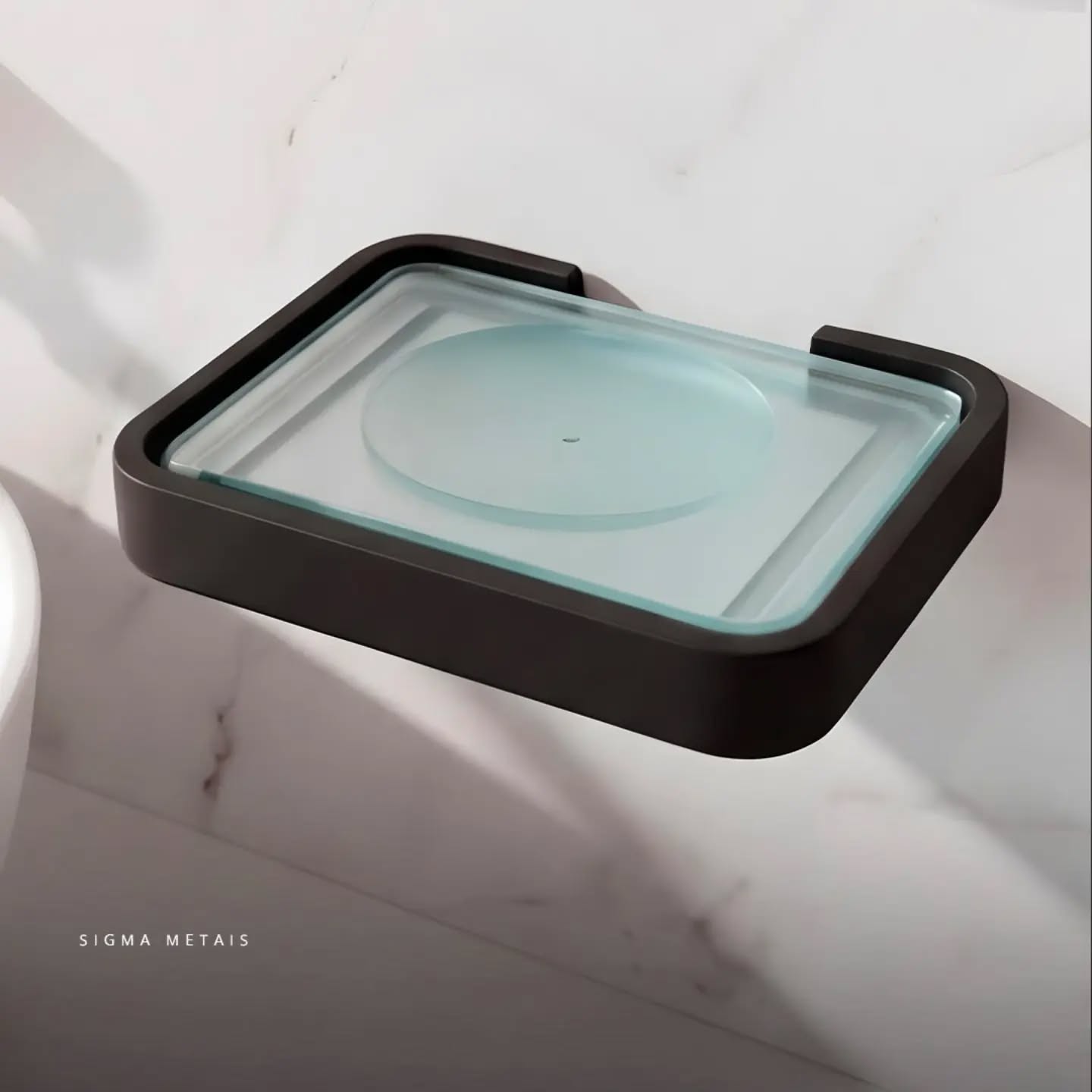 Téramo, é uma peça design com estética de luxo que transforma qualquer ambiente!
Com vidro temperado e acabamento em metal, a saboneteira Téramo Black 2010 é escolha perfeita para banheiros e lavabos pautados pela sofisticação e elegância.
Mais que um acessórios, com linhas geométricas e acabamento preto matte impecável. Seu conceito minimalista organiza o espaço com leveza e precisão arquitetônica.
Seu acabamento de alta durabilidade com liga de cobre em sua composição o que aumenta resistência garantindo que não ocorrerá oxidação nem ferrugem.
Disponível nas cores: preto matte e cromado.
O sistema fixação invisível garante mais firmeza ao produto e mais estabilidade, evitando que a peça se desloque de um lado para a outro.
E o melhor, é segurança sempre perder a estética!
O vidro temperado é 5 vezes mais resistente que o vidro comum. E em caso de acidentes o mesmo se fragmenta em pequenos pedaços, evitando assim cortes. É segurança total para você e sua família.
A Téramo 2010 tem o tamanho ideal para acomodar tudo que você precisa para um banho relaxante! 🛀🏻🚿
Confira toda a linha Téramo para acessórios para banheiro em nosso site. A Sigma Metais possuí uma linha completa de Torneiras para Lavatórios em acabamento cromado com qualidade 100% nacional e garantia. 💎
Confira todos os modelos em nosso site, acesse agora:
www.sigmametais.com.br
.
.
.
.
.
E se você deseja ser um revendedor Sigma Metais, entre em contato conosco através do nosso site ou mande sua mensagem através do direct. 👈🏻📱
.
.
.
.
.
#SigmaMetais #banheiros #teramo #metaissanitarios