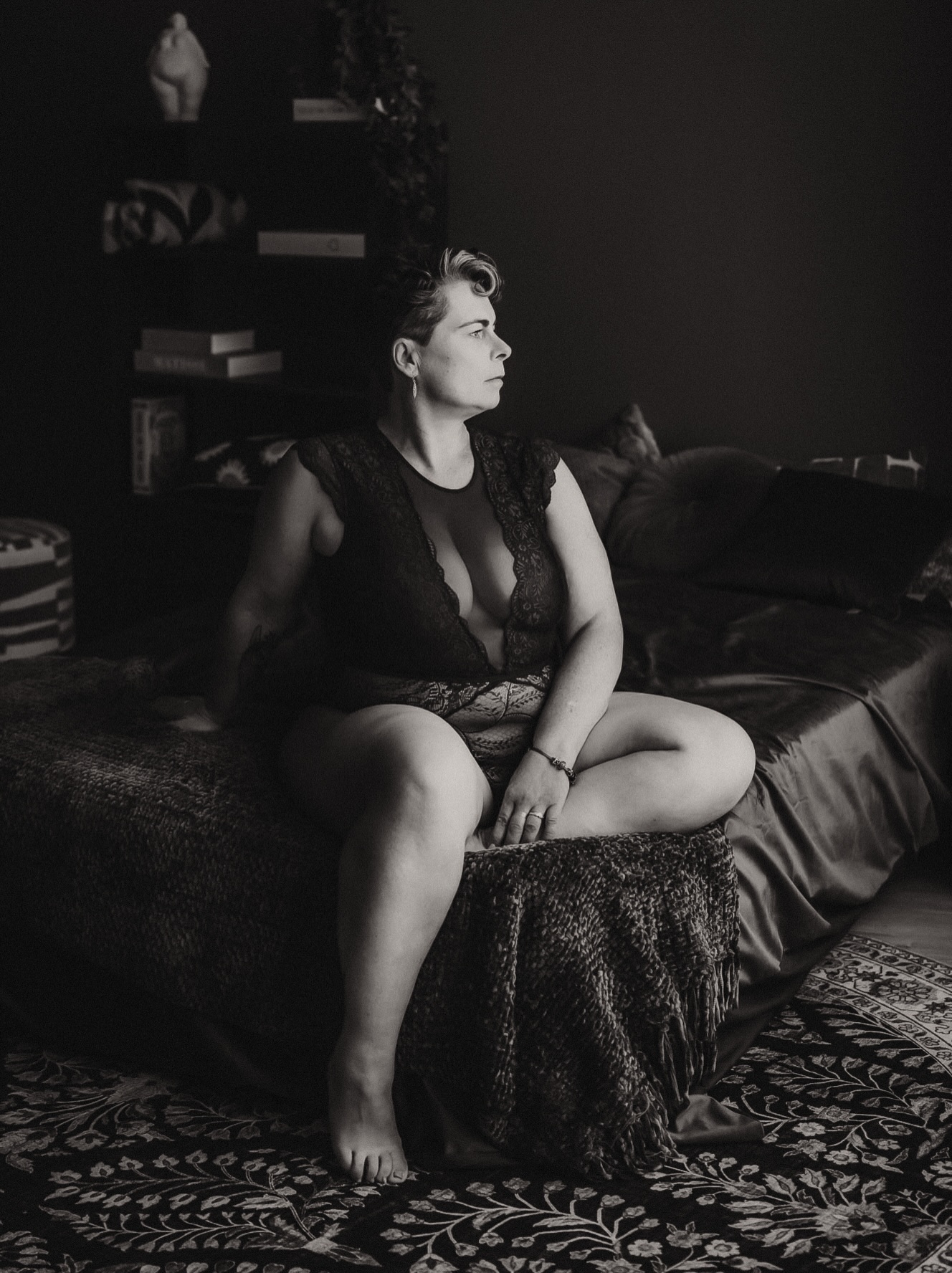 Boudoir alleen voor maatje 36? Nee joh!!
Je hoeft niet eerst 10 kilo af te vallen. Je hoeft niet te wachten tot je wat strakker bent. En je hoeft al helemaal niet te denken: “Ja maar zij zijn allemaal zo slank, met mijn lijf kan ik dat nooit.”
Juist wel
Boudoir is voor ieder lijf. Ook als je rondingen hebt, een buikje, stevige benen, striae of gewoon dingen aan jezelf waar je niet altijd even blij mee bent. Ik fotografeer niet alleen vrouwen met een bepaald kledingmaatje en ik verwacht ook niet dat je eerst aan een bepaald plaatje moet voldoen
Een boudoirshoot gaat er niet om dat je ineens een ander lichaam hebt. Het gaat erom dat je jezelf eens op een andere manier ziet. Mooier, vrouwelijker en misschien wel veel krachtiger dan je gewend bent. Dus wacht niet tot je 10 kilo kwijt bent of tot je vindt dat je lijf “goed genoeg” is. Je lijf hoeft niet eerst te veranderen om mooi op de foto te kunnen staan
🤍
.
.
#plussizeboudoir #zelfliefde #vollevrouwen #zelfvertrouwen #boudoirfotograaf