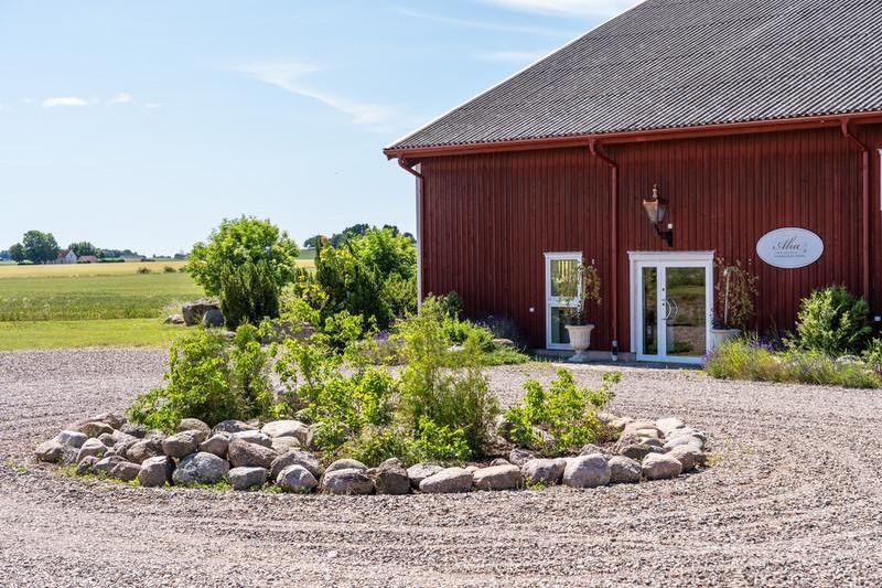 Välkommen till Arneberga Herrgårdsarena 🤍
En plats för bröllop, fest och stunder man vill minnas länge.
Här, mitt på den östgötska landsbygden utanför Vadstena, får ni skapa er dag precis som ni vill – tillsammans med människorna ni tycker allra mest om. 🌿 #bröllopslokal #bröllopsplanering #östergötaland #lantligtbröllop