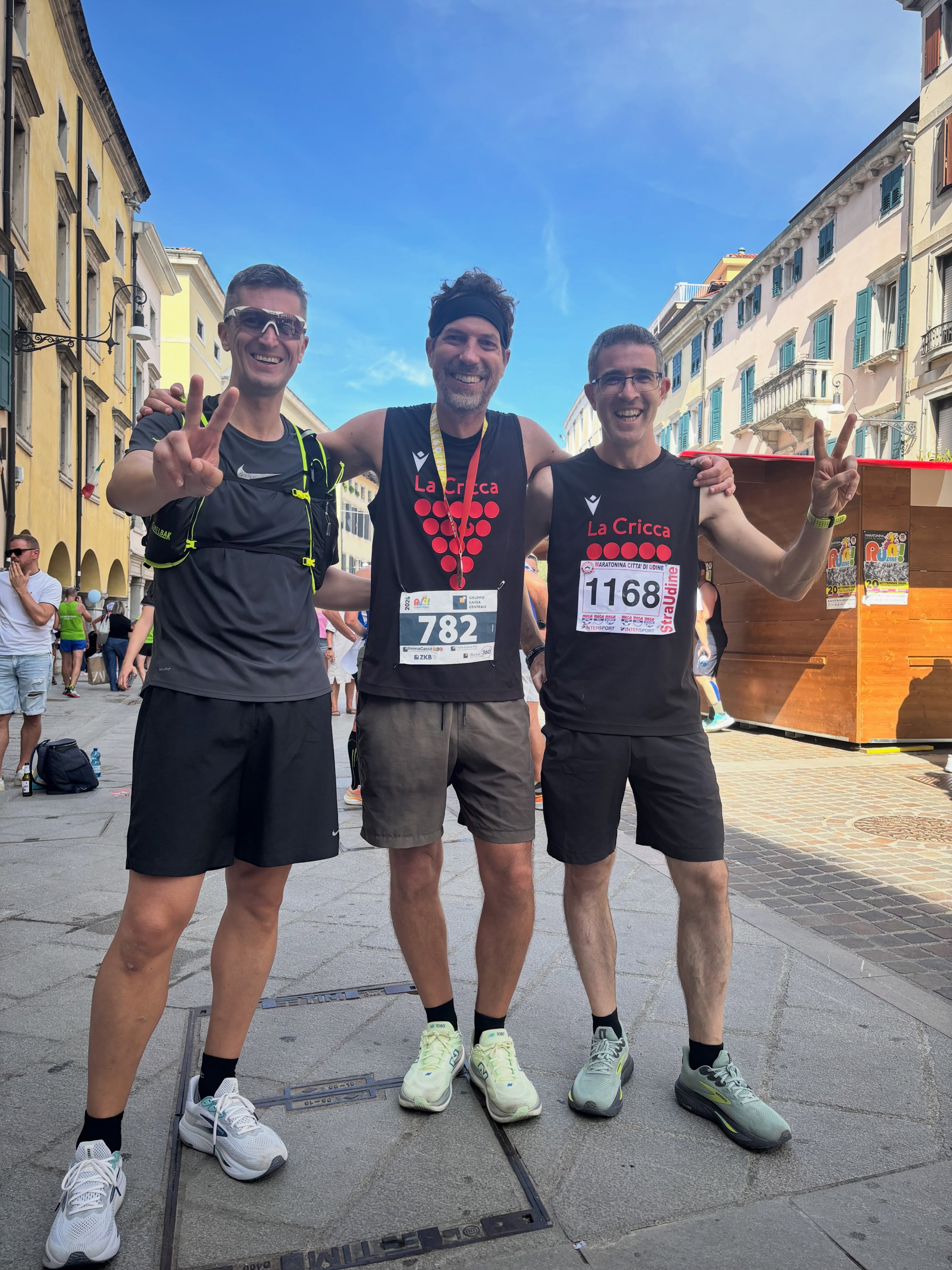 Non abbiamo neanche avuto il tempo di fare molte foto!
Il weekend con la @maratoninaudinese è stato ricchissimo di emozioni, quel mix scompigliato che solo la corsa sa dare: fatica e gioia, sudore e soddisfazione.
Vedere #udine riempita da una marea di persone sorridenti ci ha dato speranza. Bambini, giovani, meno giovani, tutti insieme.
Da parte nostra, c’è stato l’orgoglio di aver contribuito anche quest’anno - nel nostro piccolo - alla riuscita della manifestazione. Oltre che di averli corsi, quei chilometri che sembravano non finire mai 😉
Un grazie di cuore agli organizzatori, allo staff, ai volontari. Continuate cosi che rendete la nostra città più bella! 😍
#lacricca
