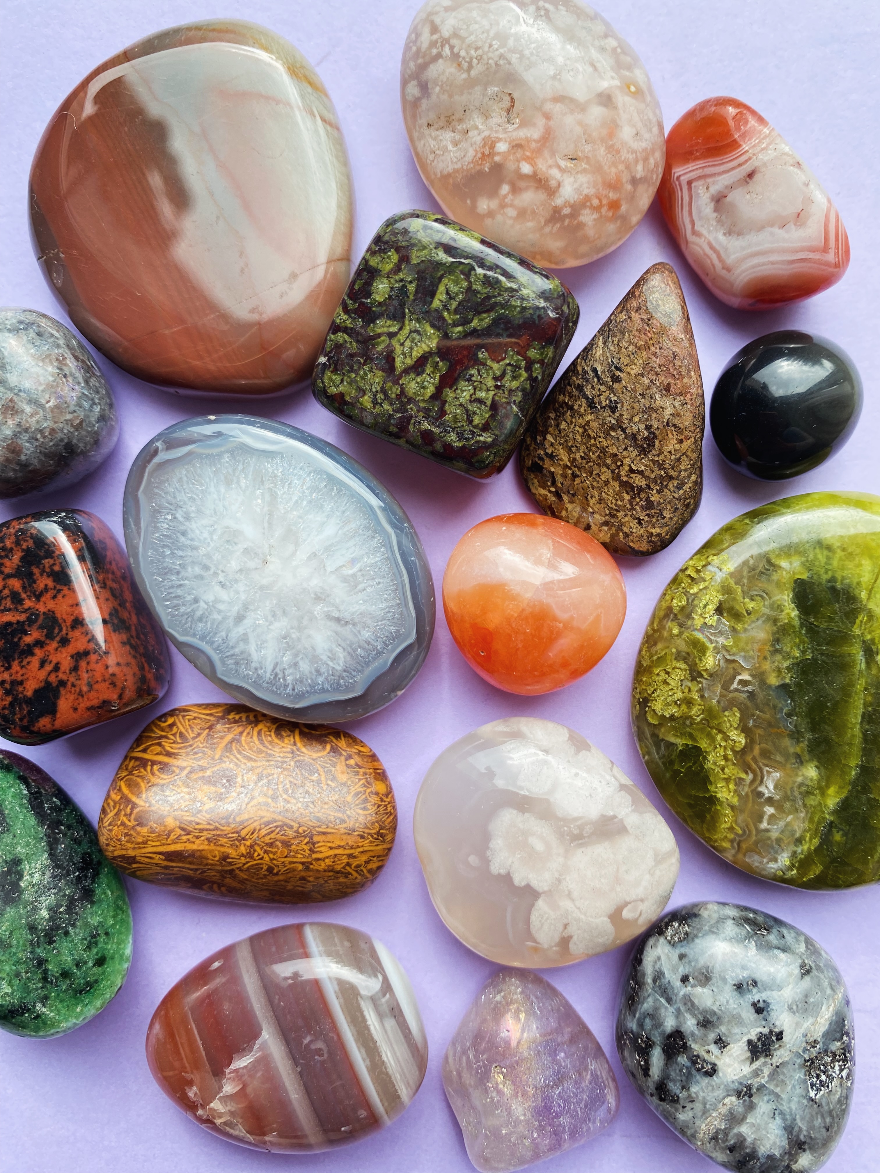 En 2025, j’ai adoré la collection de l’automne 🍂Des pierres pour Mercure, Vénus et Pluton.
Je m’étais énormément amusé à faire le chaudron magique 🧙 pour Halloween 👻.
On recommence cette année, évidemment ce sera different 💜
Envie de découvrir cette nouvelle sélection jolies âmes????
#greenopal #shungite #sardonyx